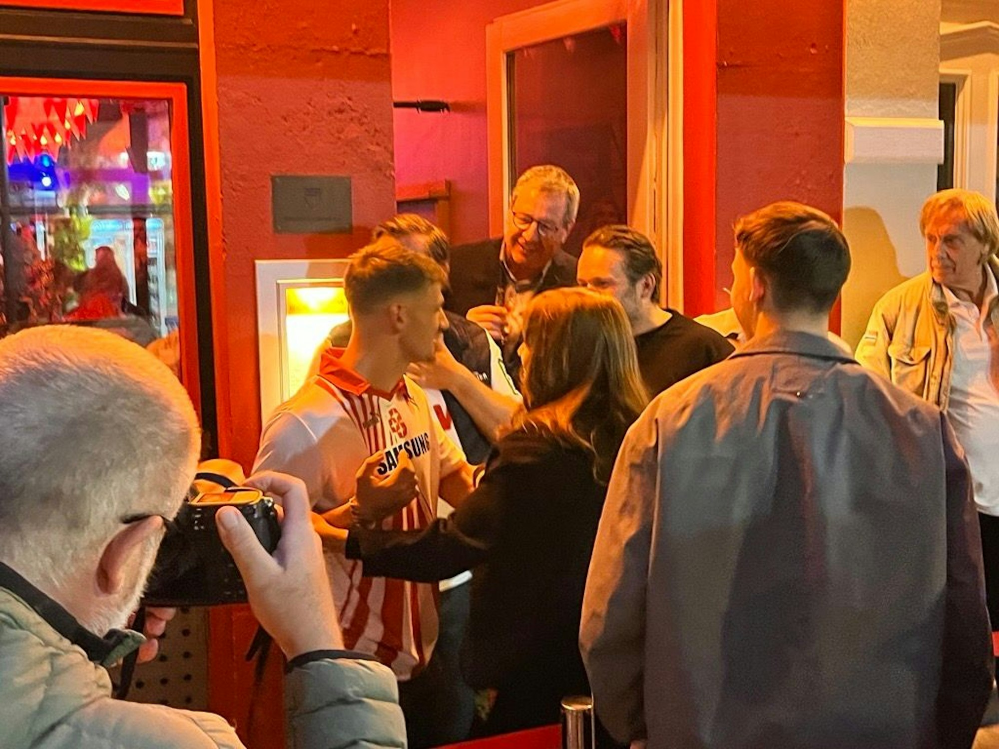 Jan Thielmann wird bei der FC-Aufstiegsfeier auf der Friesenstraße von Präsident Werner Wolf empfangen.