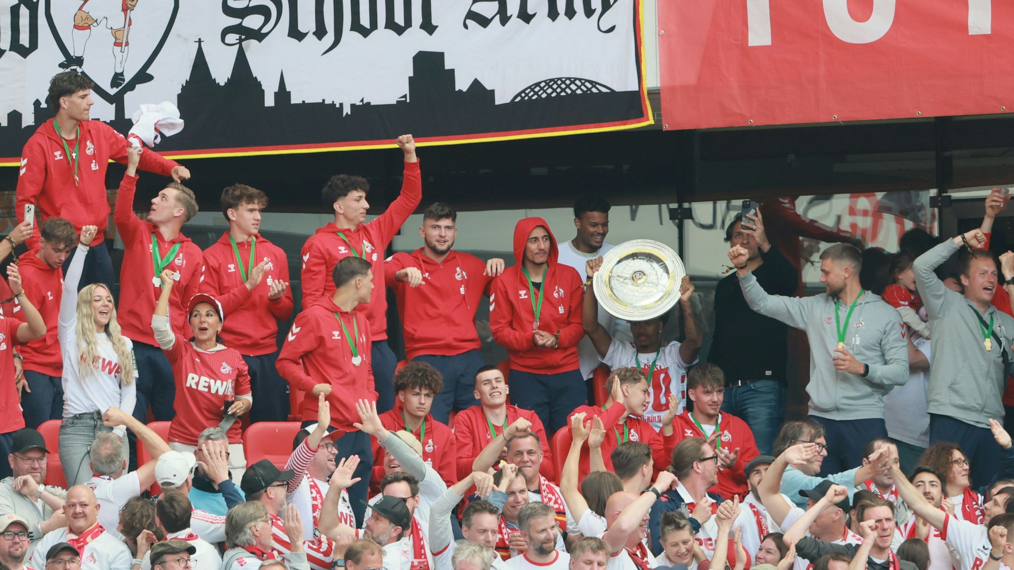 Die U19 des FC mit Schale auf der Tribüne.