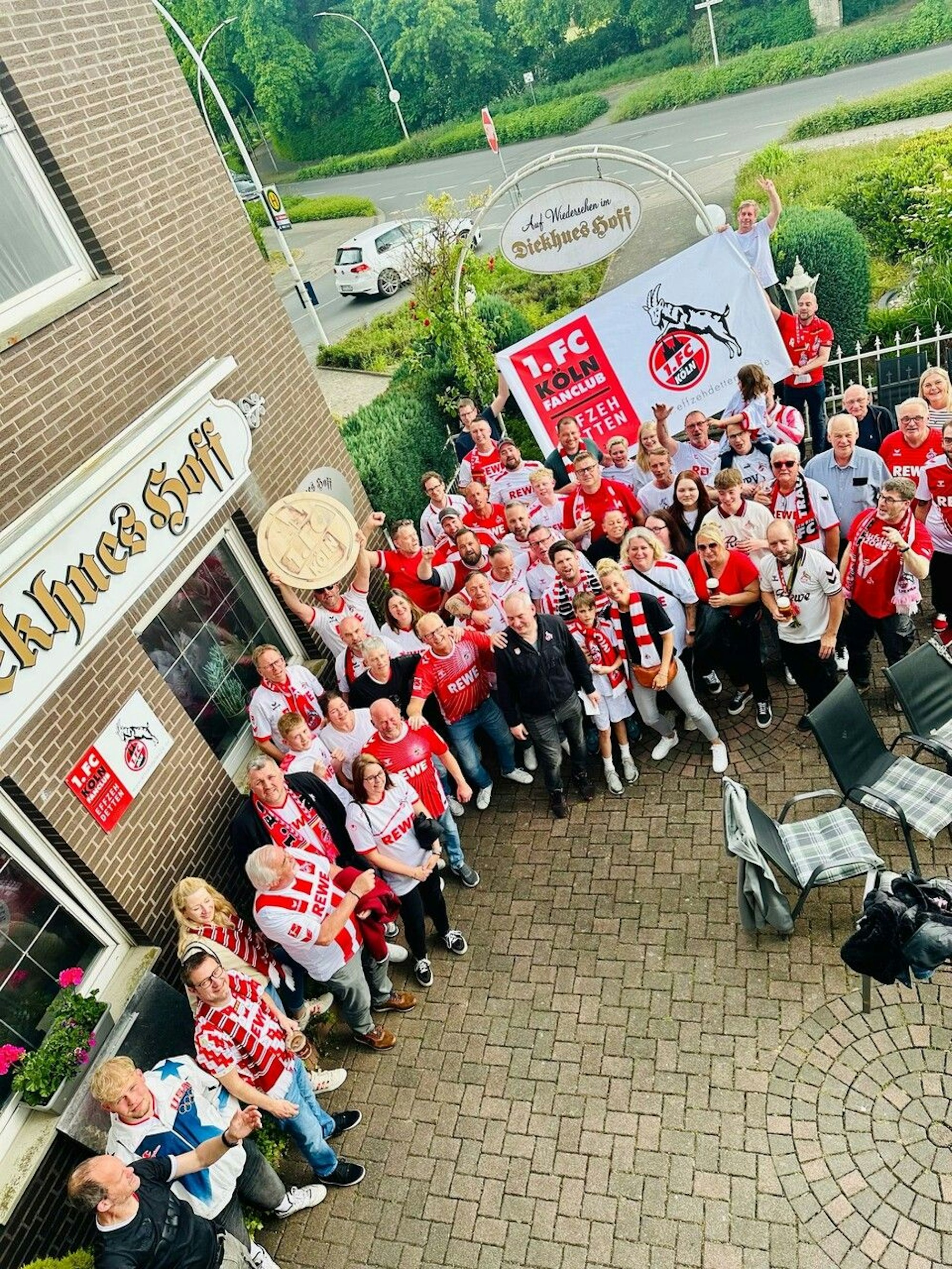 Luft-Aufnahme von FC-Fans vor einer Kneipe in Emsdetten.