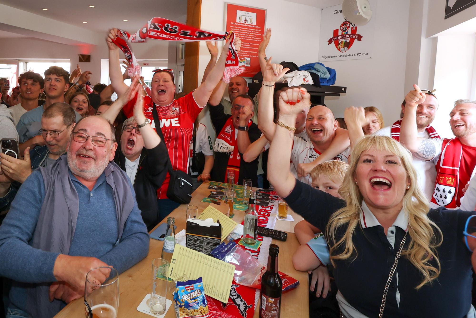 Jubel bei FC-Fans in einer Kneipe