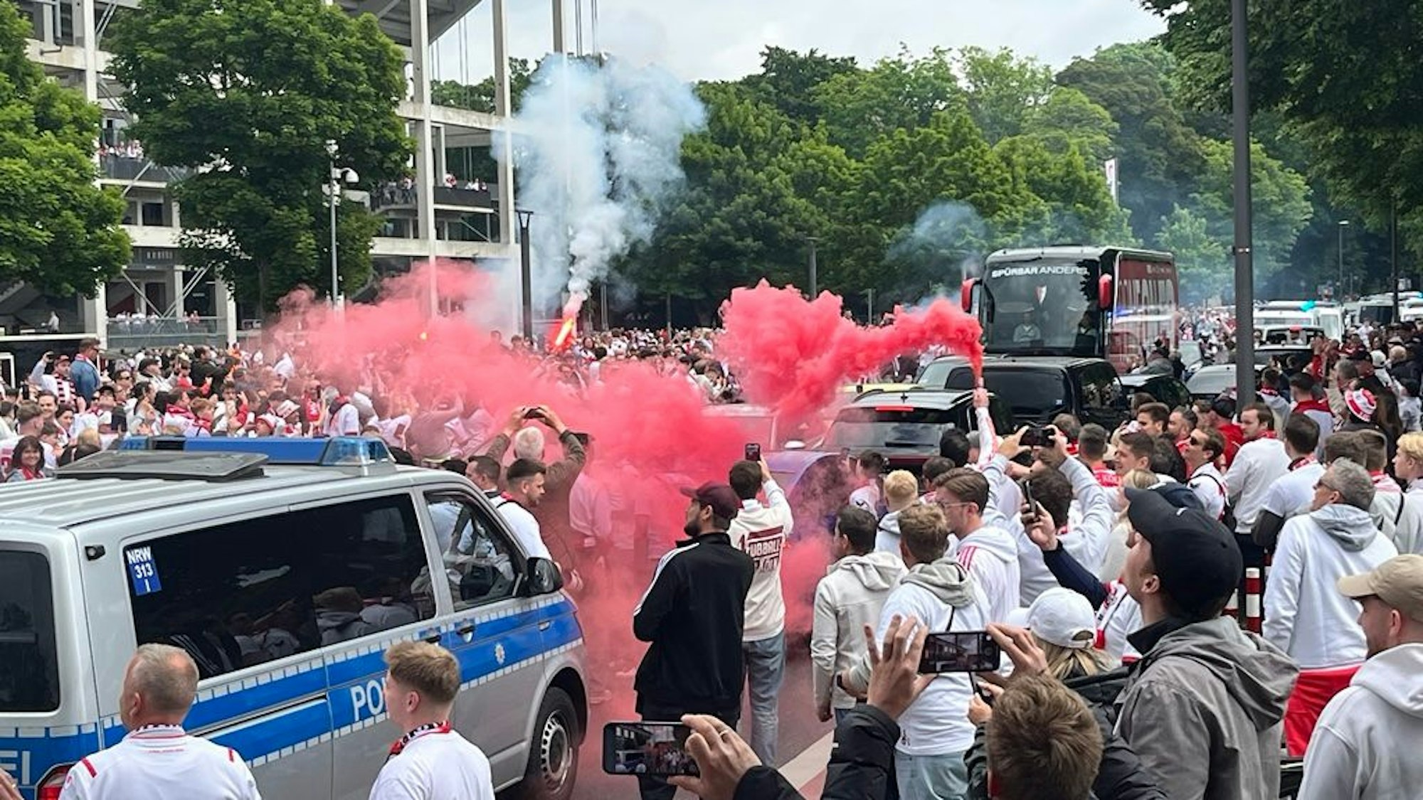 Der Mannschaftsbus des 1. FC Köln erreicht das Stadion.