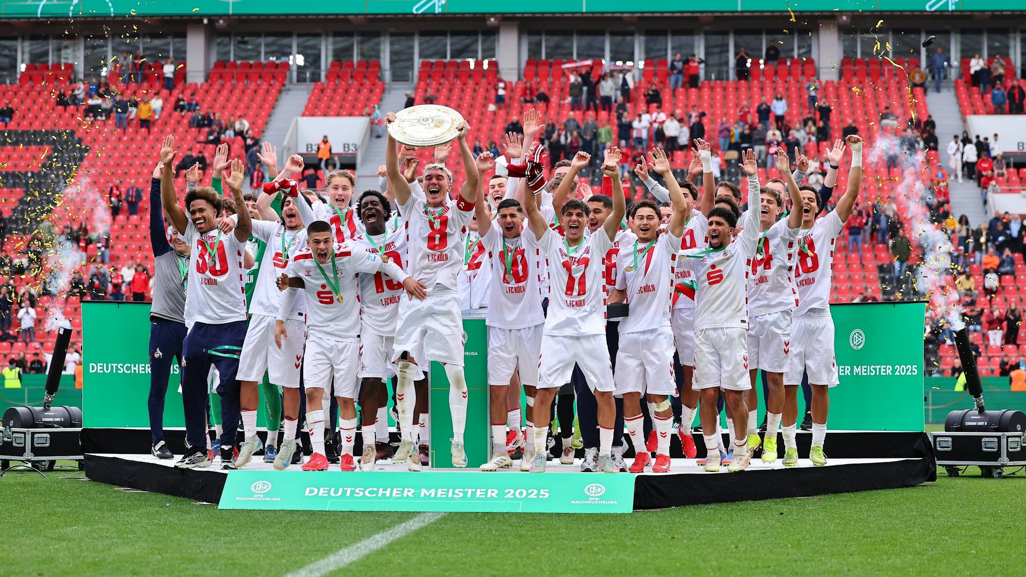 Die U19 des 1. FC Köln feiert den Meistertitel in Leverkusen.