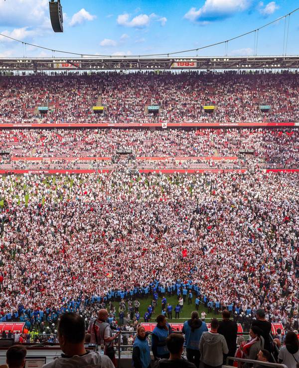 Ohne Worte! Köln im Rausch - das RheinEnergie Stadion war nach Abpfiff ein Menschenmeer in rot-weiß.