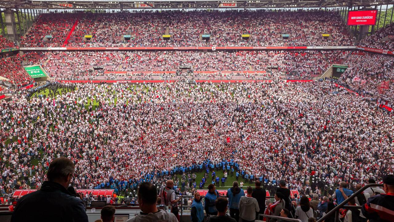 Ohne Worte! Köln im Rausch - das RheinEnergie Stadion war nach Abpfiff ein Menschenmeer in rot-weiß.