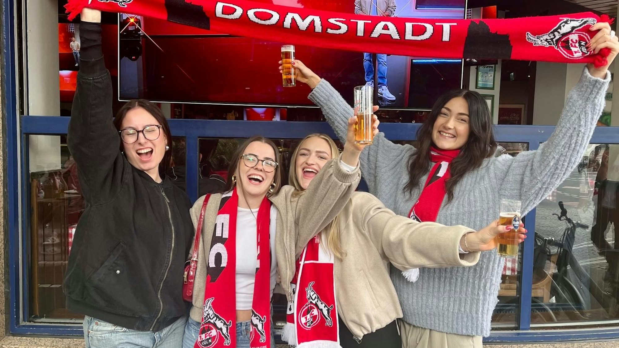 Vier weibliche FC-Fans posieren für ein Foto.