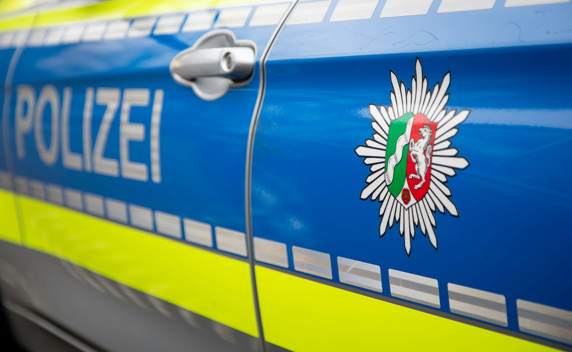 Emblem der Polizei in NRW an einem Polizeiauto (Symbolbild).