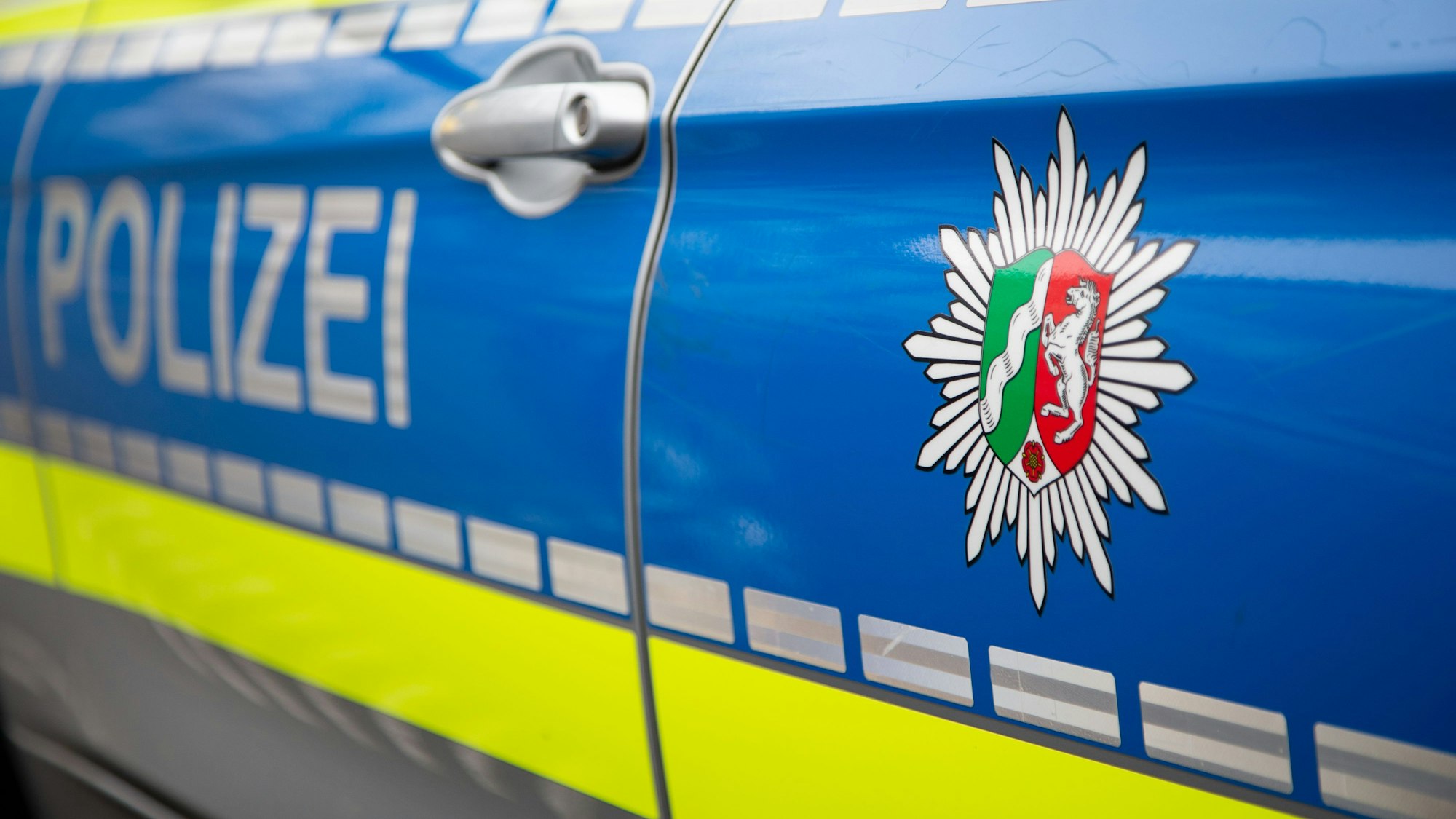 Ein Emblem der Polizei NRW an einem Polizeiauto.