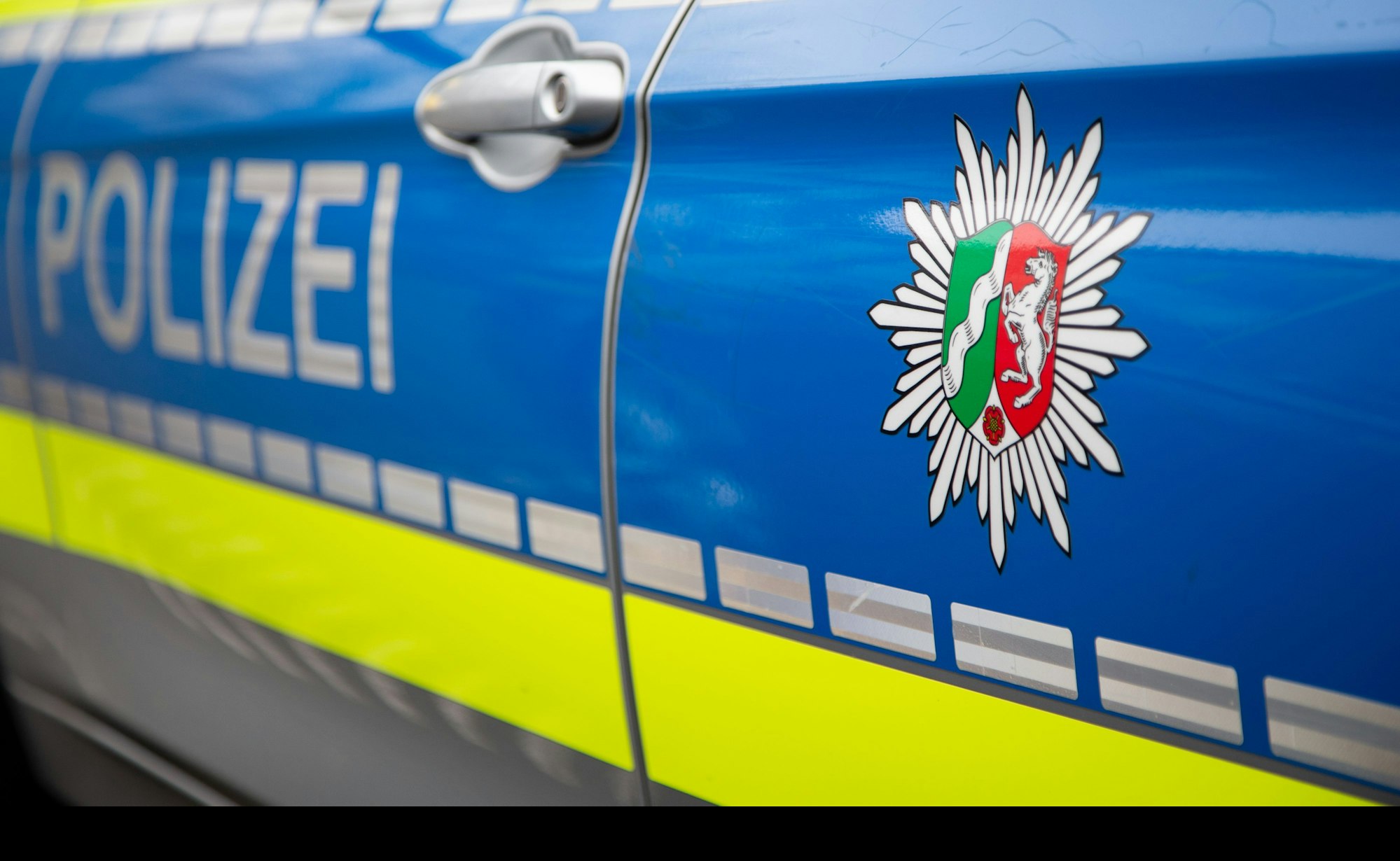 ARCHIV - 22.02.2019, Nordrhein-Westfalen, Detmold: Blick auf ein Emblem der Polizei in NRW an einem Polizeiauto. (zu dpa: ´Frau nach Streit schwer verletzt - Duisburger festgenommen») Foto: Friso Gentsch/dpa +++ dpa-Bildfunk +++