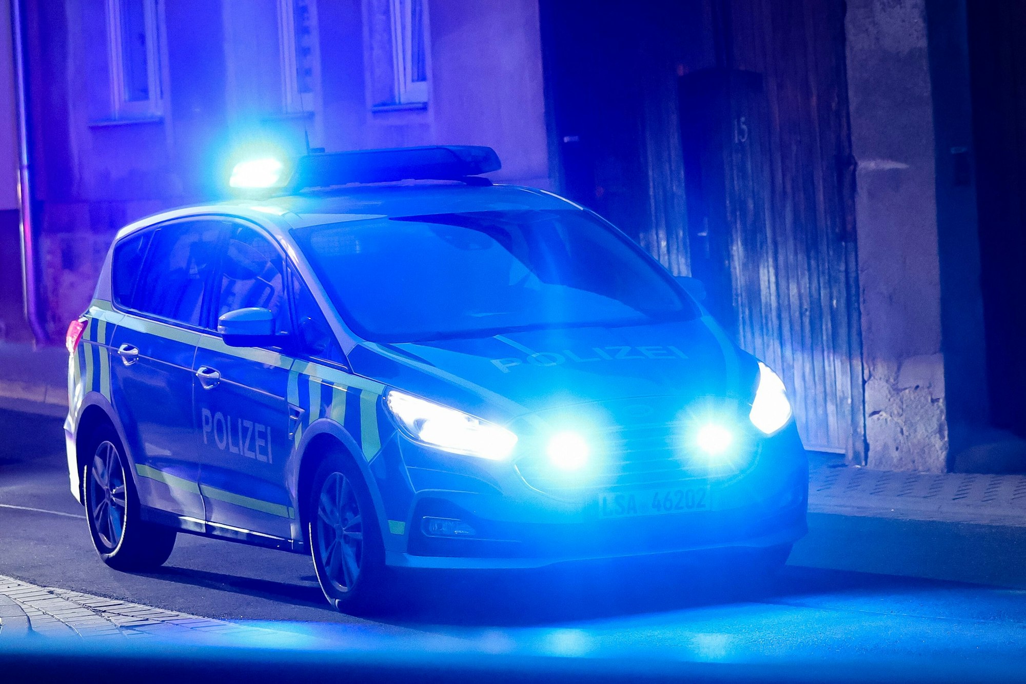 Polizeiauto mit Blaulicht bei einem Verkehrsunfall. (Symbolfoto)