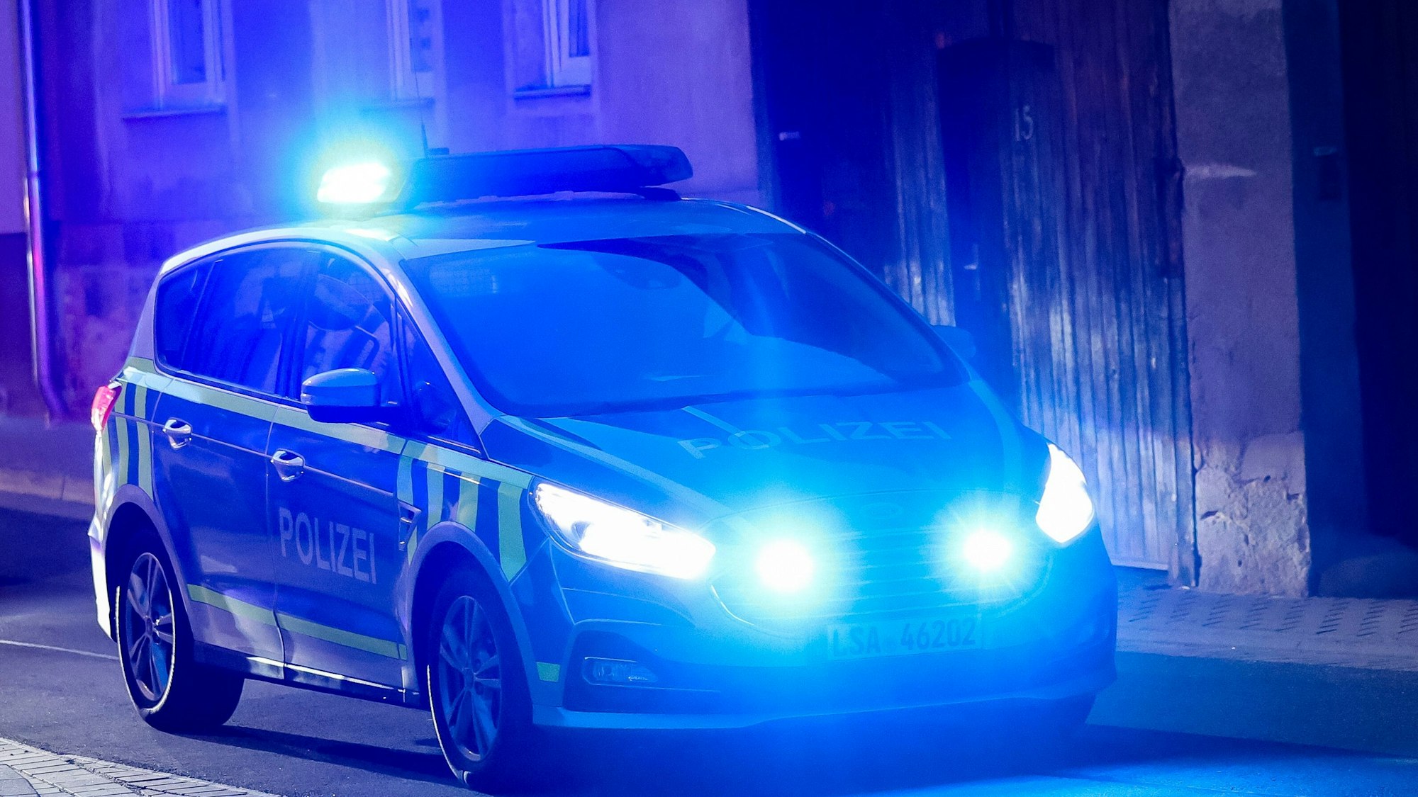 Polizeiauto im Einsatz bei Ermittlungen. (Symbolfoto)