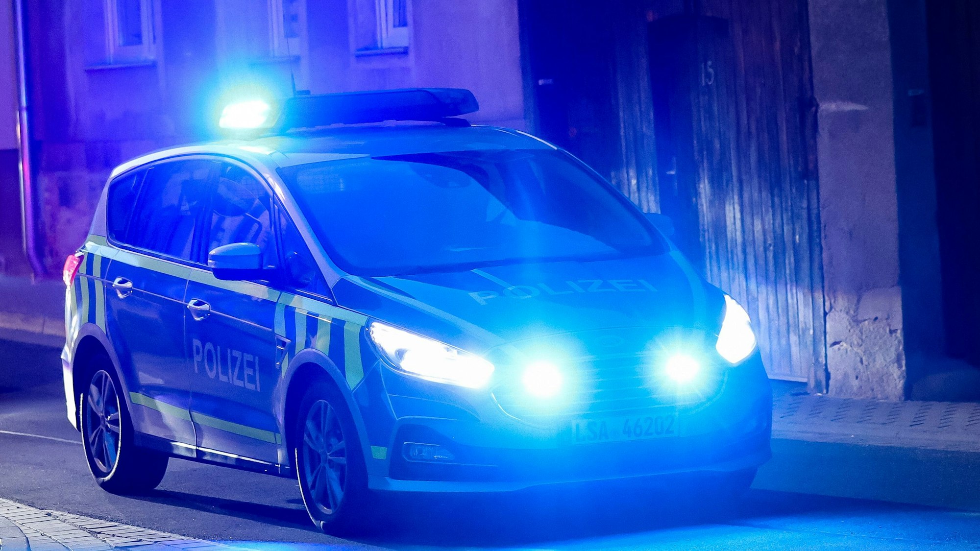 Ein Polizeiauto mit Blaulicht in einer Straße.