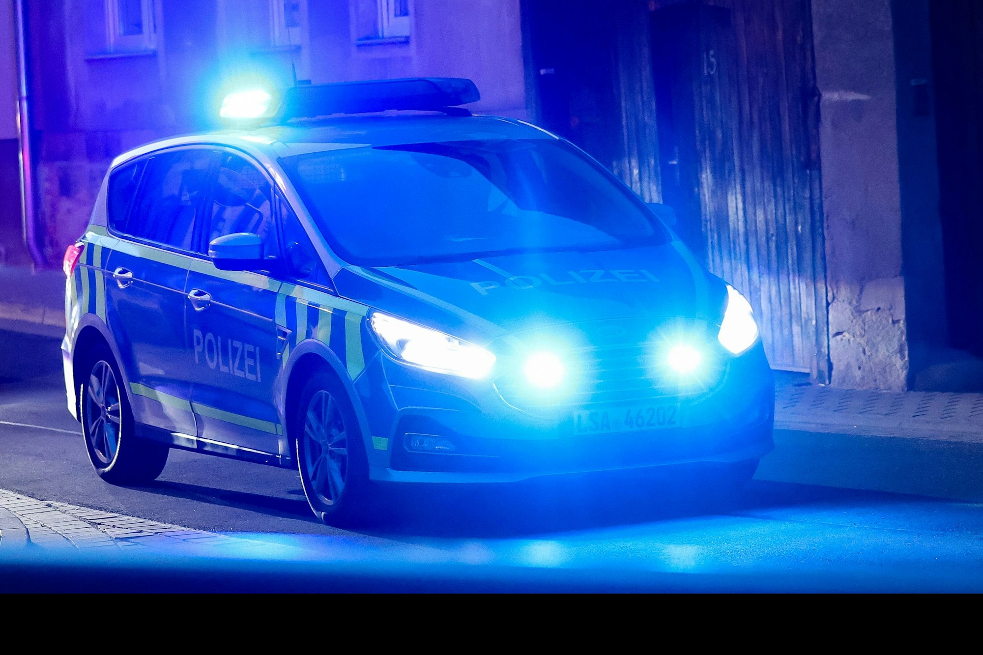 Ein Fahrzeug der Polizei fährt mit Blaulicht.