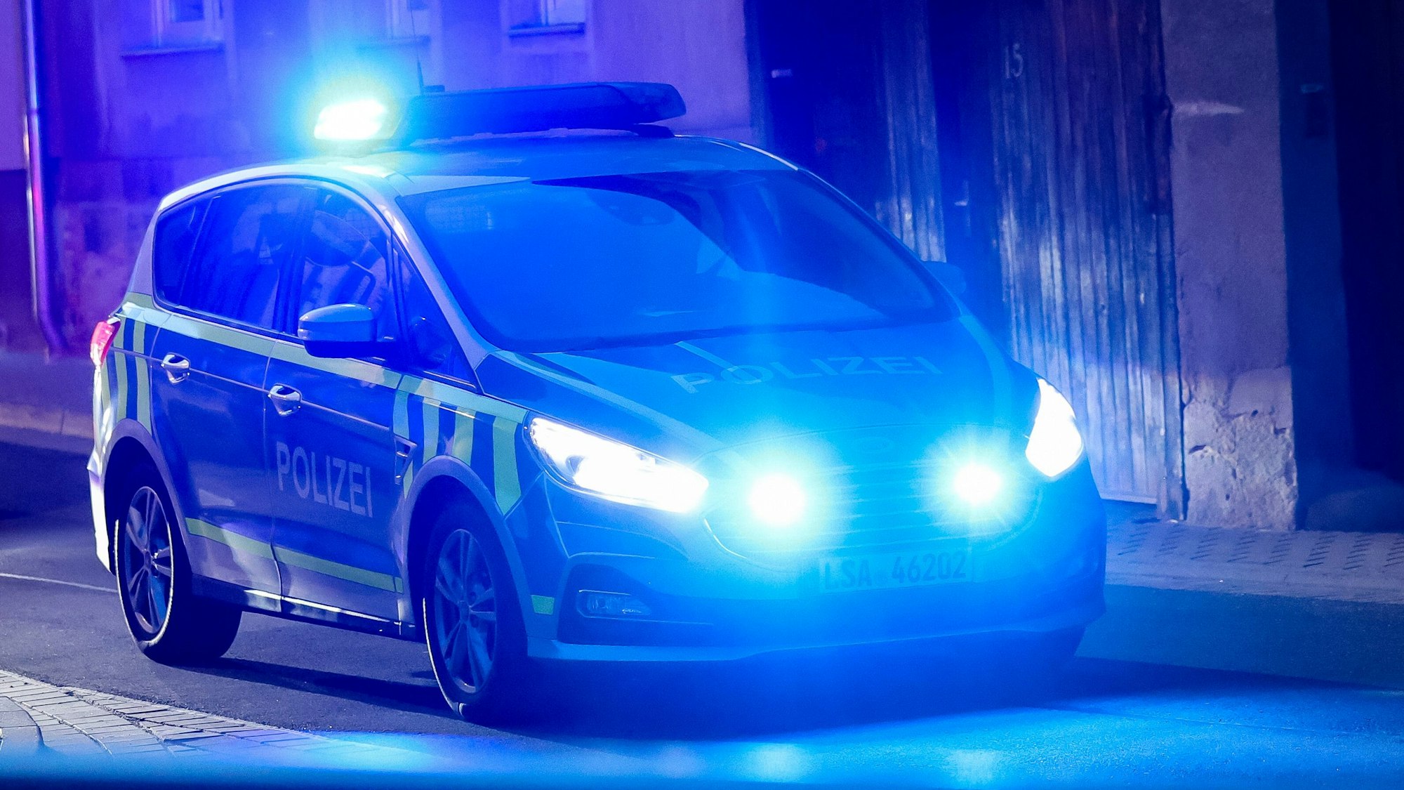 Ein Polizeiauto mit Blaulicht im Einsatz. (Symbolfoto)