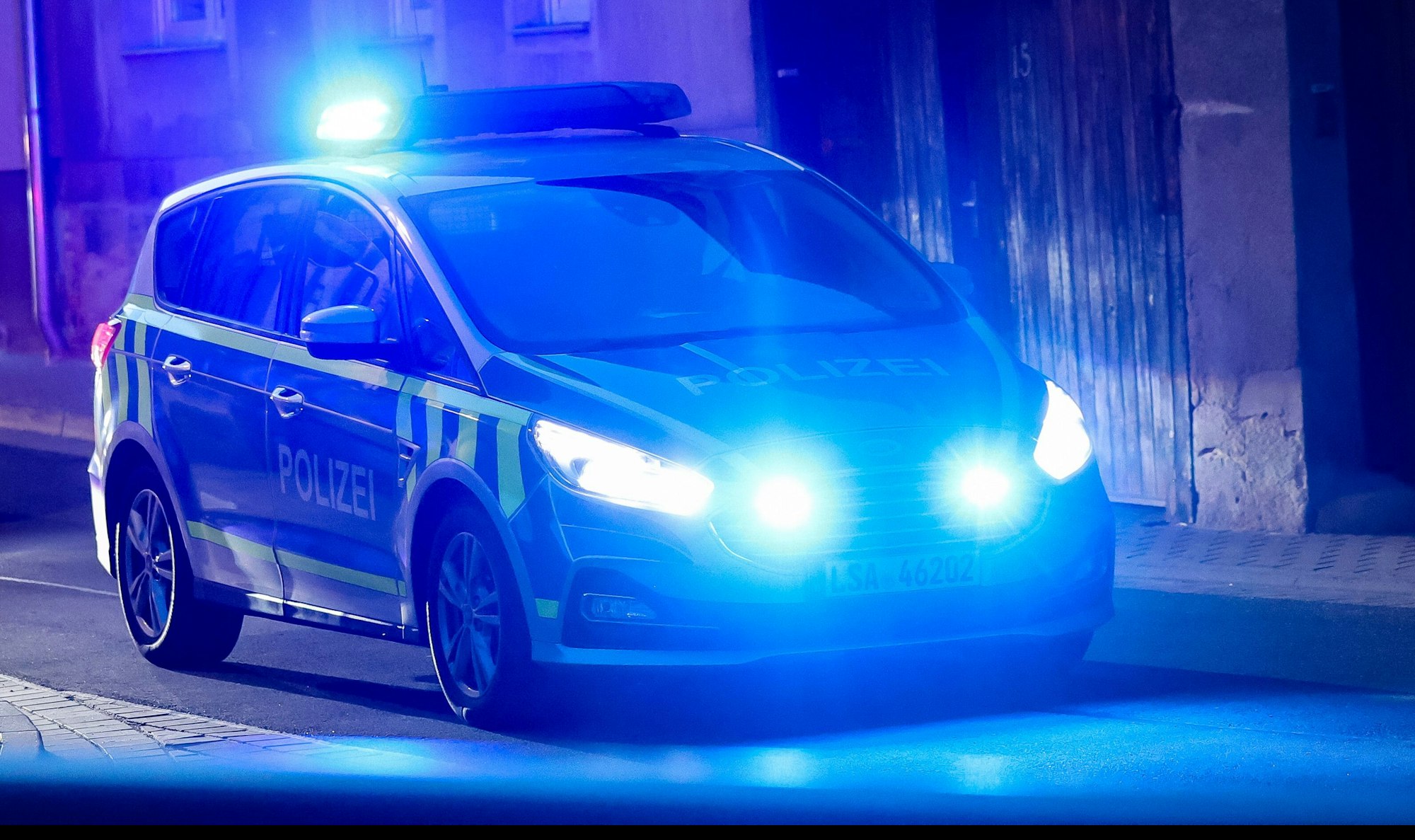 Ein Polizeiwagen im Einsatz (Symbolfoto).