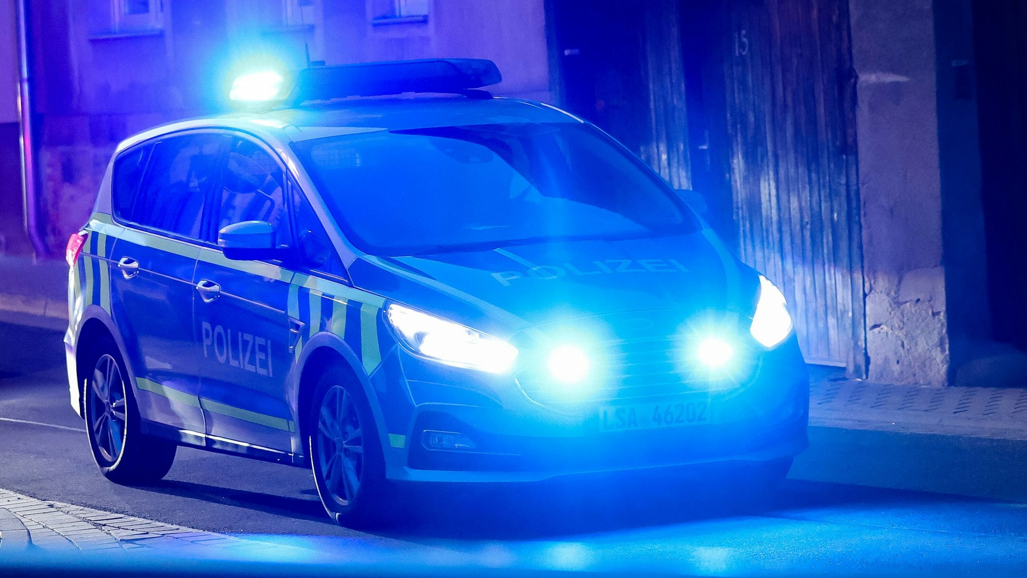Ein Fahrzeug der Polizei fährt mit Blaulicht durch eine Straße. In Krefeld kam es am Samstagabend (28. Juni 2025) zu einem Polizeieinsatz.
