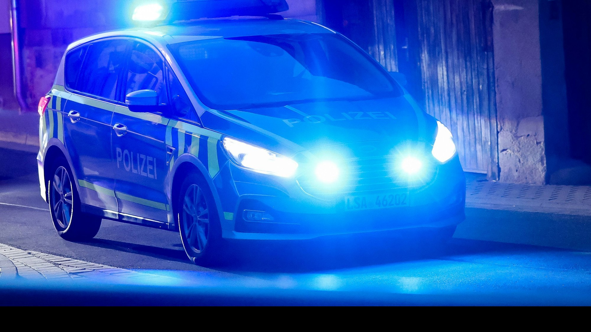Blaulicht auf einem deutschen Polizeiauto. (Symbolfoto)