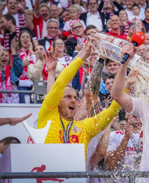 Der 1. FC Köln feiert den Aufstieg in die Bundesliga. Mark Uth bekommt von Marvin Schwäbe eine Bierdusche.