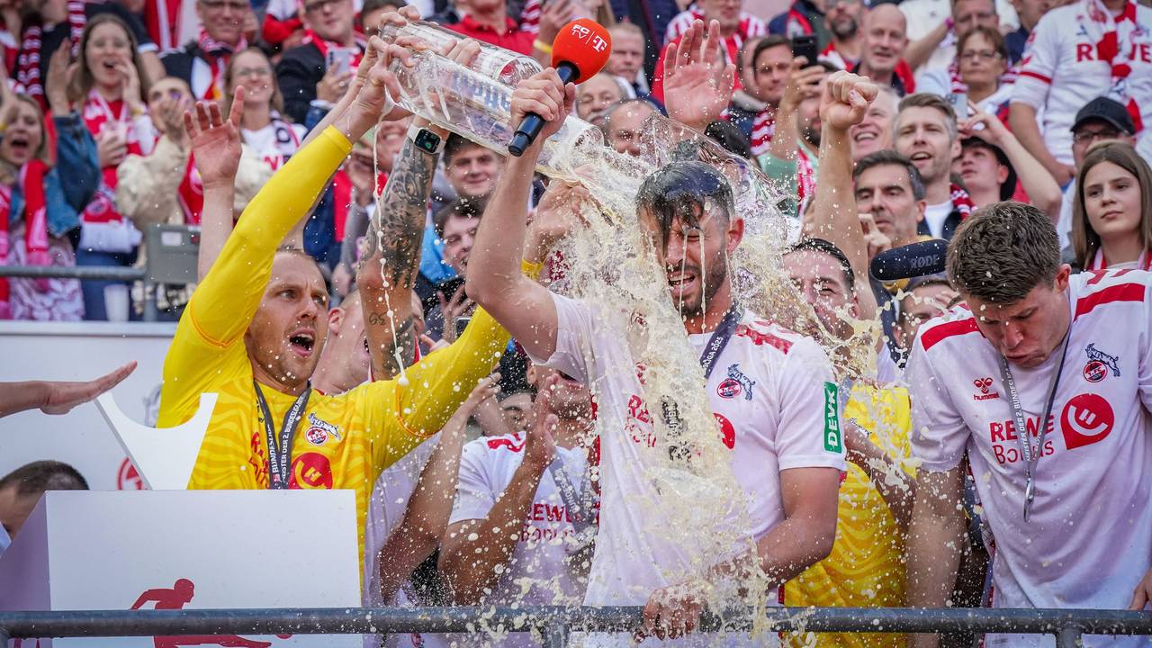 Der 1. FC Köln feiert den Aufstieg in die Bundesliga. Mark Uth bekommt von Marvin Schwäbe eine Bierdusche.