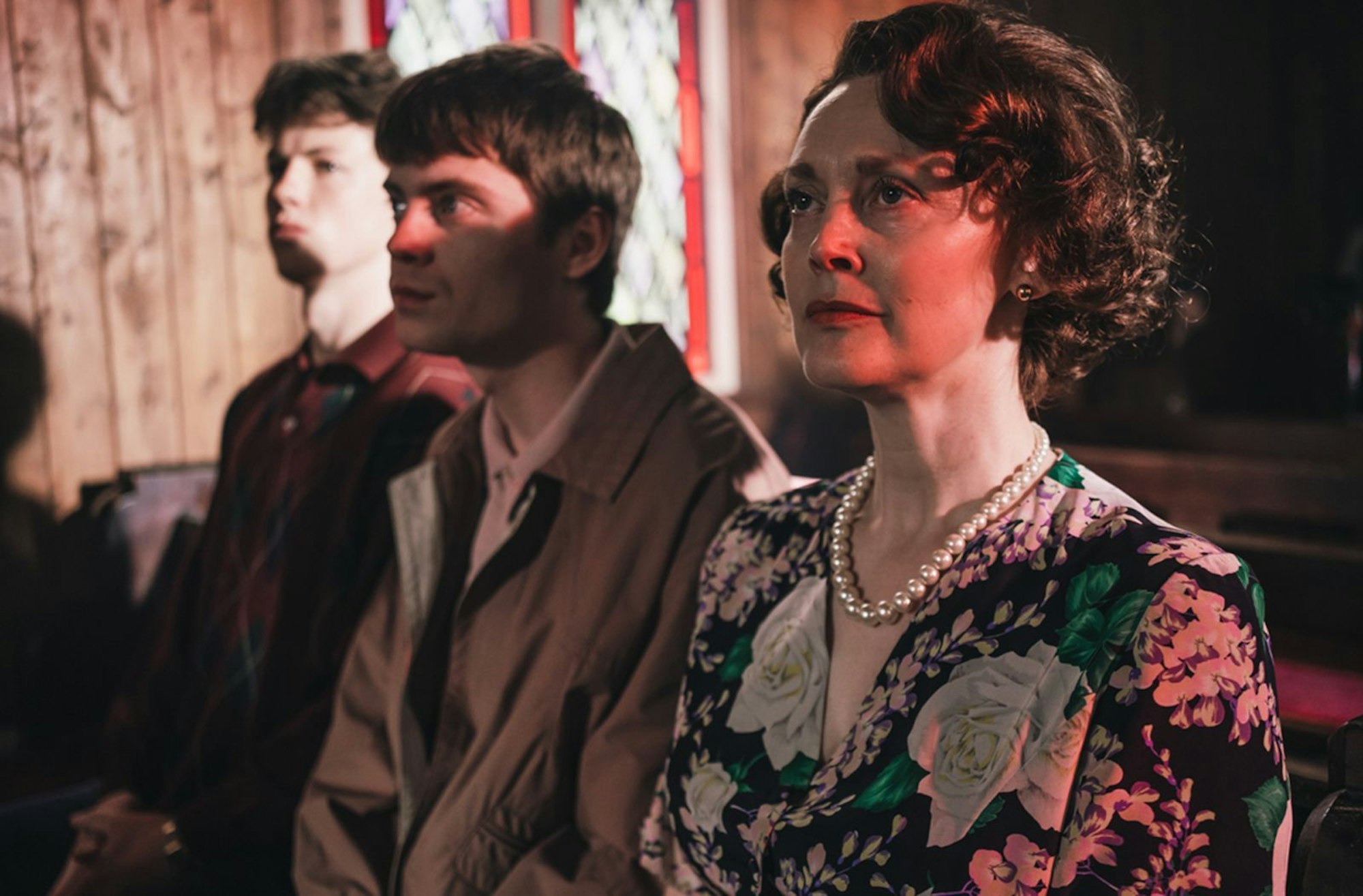 Die Familie Greaves (Milo Callaghan, links, Oliver Finnegan und Simone Kirby) sieht sich als Moralwächter. Hier befinden sie sich in der Kirche.
(Bild: © WDR/Deadpan Pictures/Madeline Mulqueen)