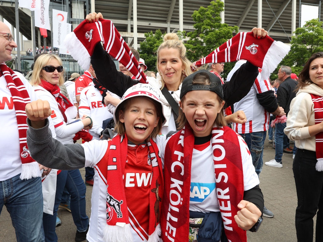 Constantin wartet mit Mama Lisa und seinem Freund auf den Bus. Sie haben zusammen für sechs Personen 2600 Euro für die Tickets gezahlt. Lisa meint dazu: „So was erleben die Jungs ja hoffentlich nur einmal in ihrem Leben“.