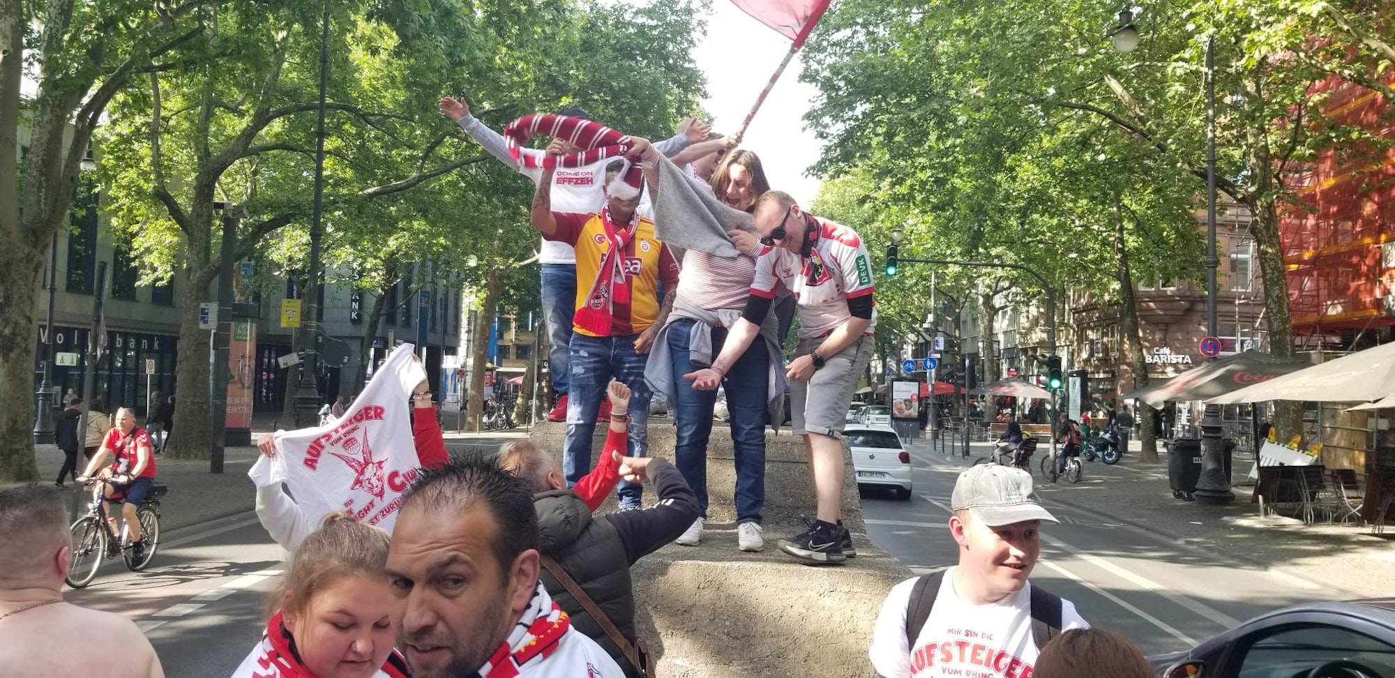 FC-Fans feiern auf den Ringen.