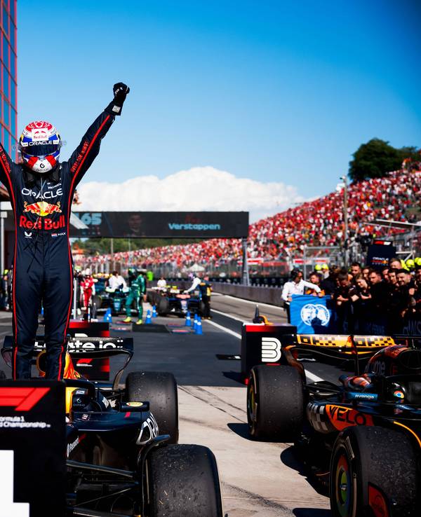 Max Verstappen bejubelt seinen Sieg in Imola.