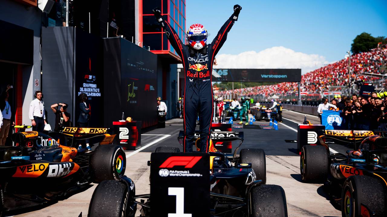 Max Verstappen bejubelt seinen Sieg in Imola.