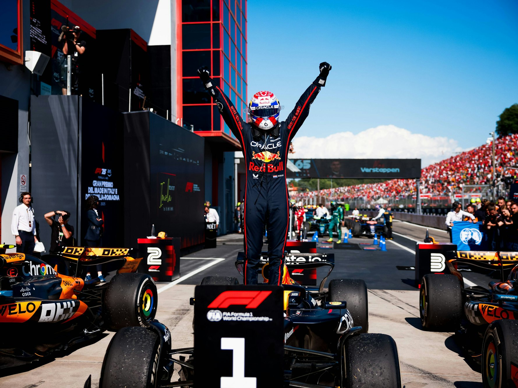 Max Verstappen bejubelt seinen Sieg in Imola.