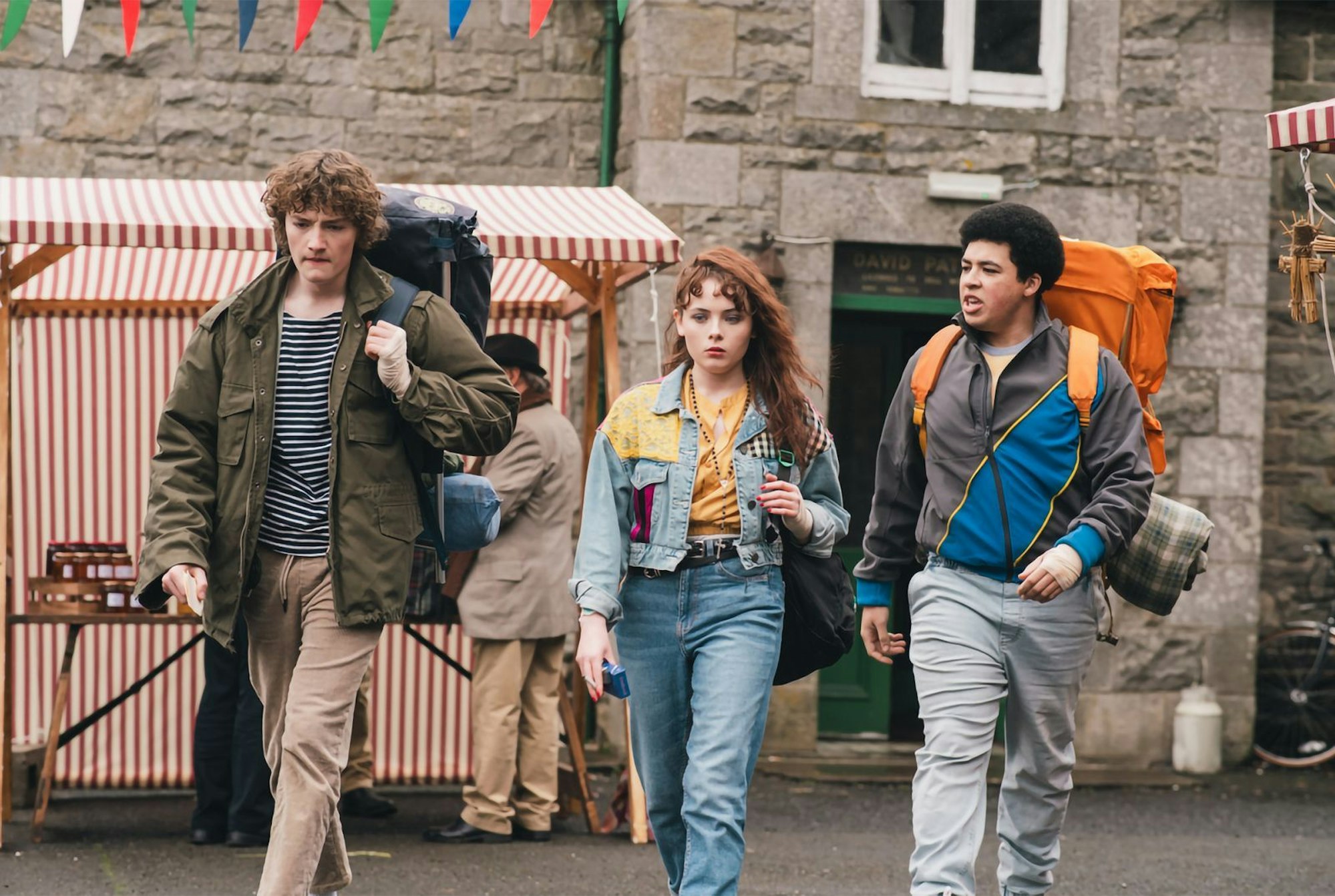 Die sechsteilige Comedy-Drama-Serie „Video Nasty“ entführt die Zuschauer ins Jahr 1985. Sie verbindet Komödie, Jugenddrama und Krimi mit einer Hommage an die legendären Horrorfilme der 70er- und 80er-Jahre. Im Mittelpunkt stehen die Freunde Con (Cal O'Driscoll, links) und Billy (Justin Daniels Anene) sowie Cons Schwester Zoe (Leia Murphy). (Bild: © WDR/Deadpan Pictures/Madeline Mulqueen)