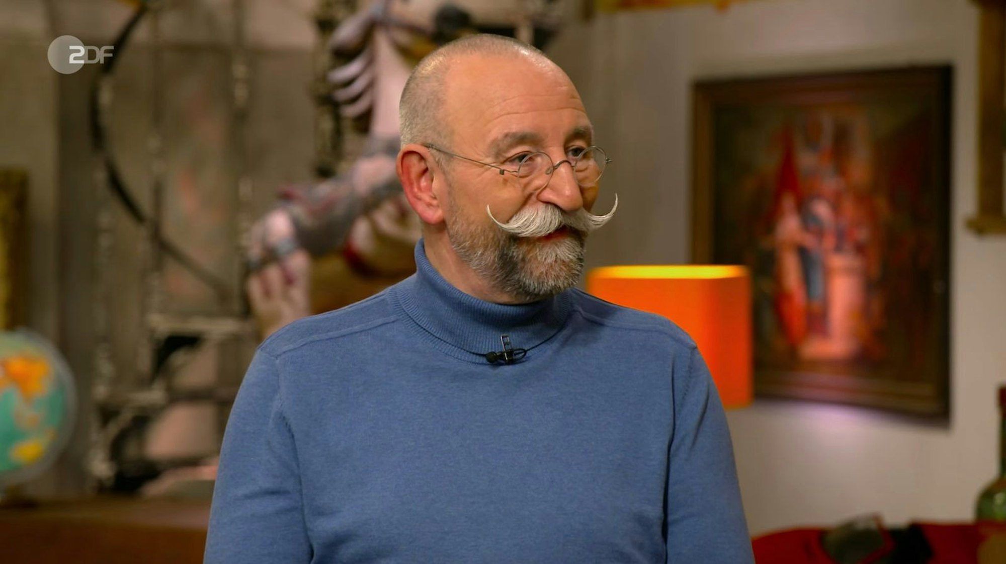 „Das sieht gut aus“, flötete Lichter, als er die beiden Objekte hinter dem Experten-Pult genauer betrachtete. (Bild: ZDF)