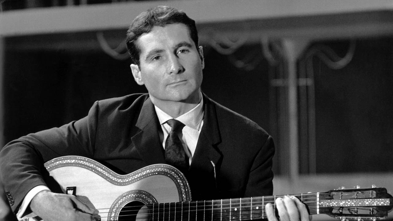 Der Sänger Freddy Quinn spielt auf der Gitarre bei einem Auftritt (undatierte Aufnahme).