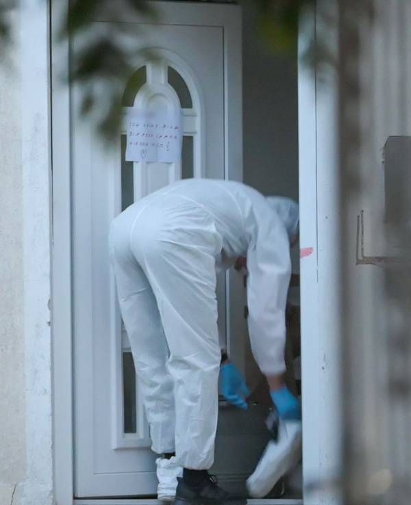 Ermittler der Polizei arbeiten in einem Haus. Die Leiche einer Frau ist auf Fehmarn entdeckt worden. Man gehe von einem nicht natürlichen Tod aus, sagte ein Polizeisprecher.