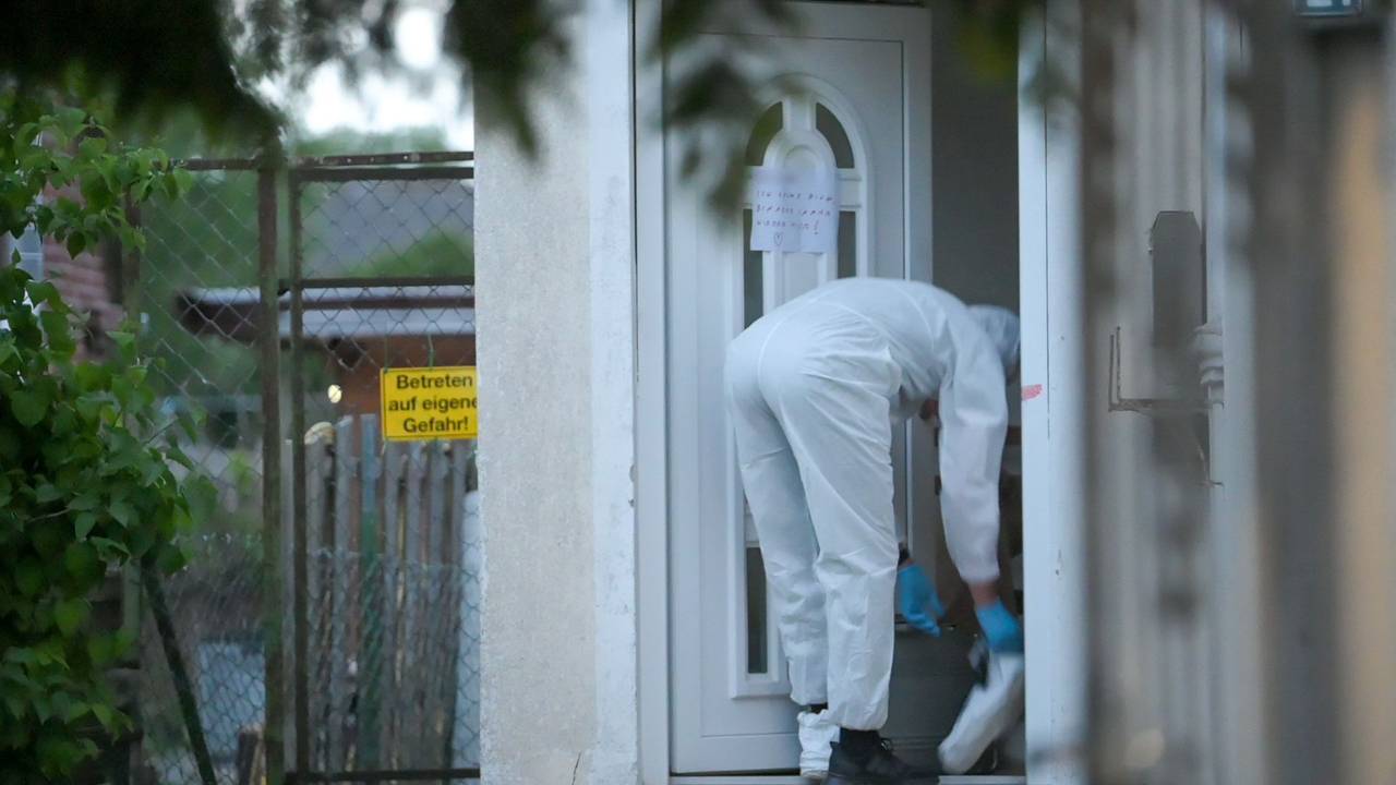 Ermittler der Polizei arbeiten in einem Haus. Die Leiche einer Frau ist auf Fehmarn entdeckt worden. Man gehe von einem nicht natürlichen Tod aus, sagte ein Polizeisprecher.