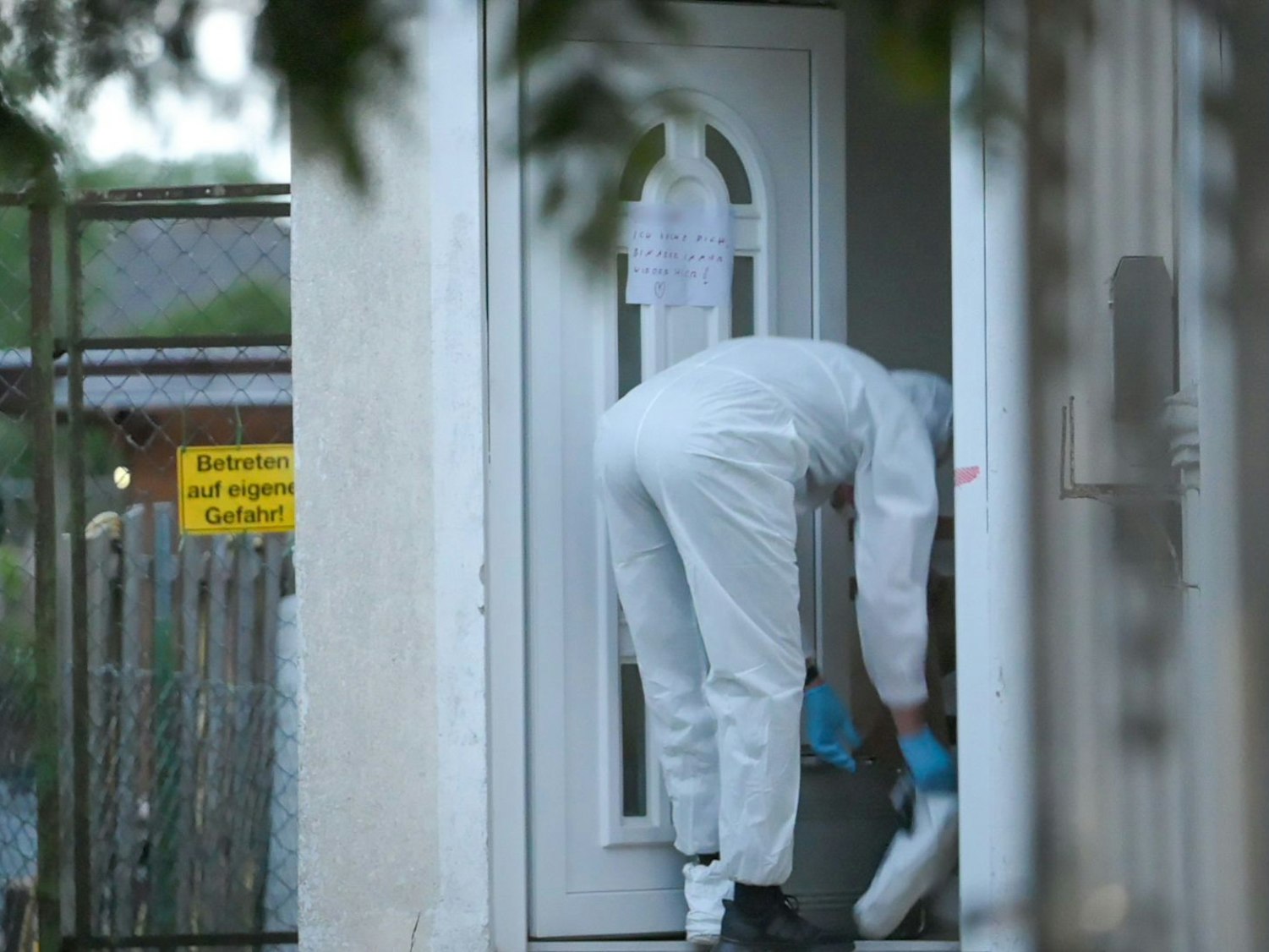 Ermittler der Polizei arbeiten in einem Haus. Die Leiche einer Frau ist auf Fehmarn entdeckt worden. Man gehe von einem nicht natürlichen Tod aus, sagte ein Polizeisprecher.