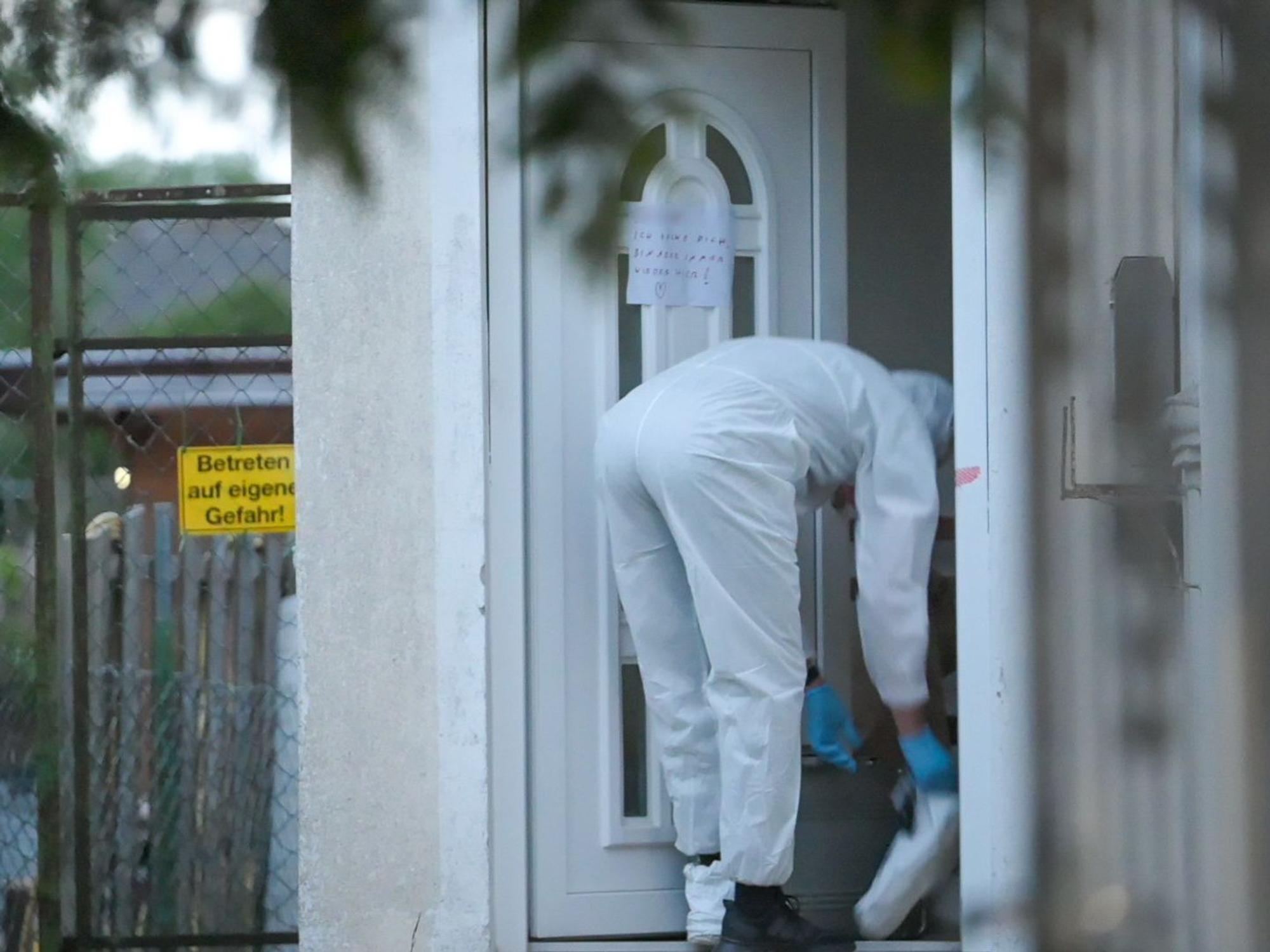 Ermittler der Polizei arbeiten in einem Haus. Die Leiche einer Frau ist auf Fehmarn entdeckt worden. Man gehe von einem nicht natürlichen Tod aus, sagte ein Polizeisprecher.