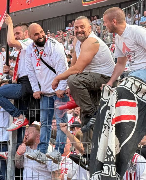 Prinz Poldi als Zaunkönig. In der Südkurve feierte Lukas Podolski.