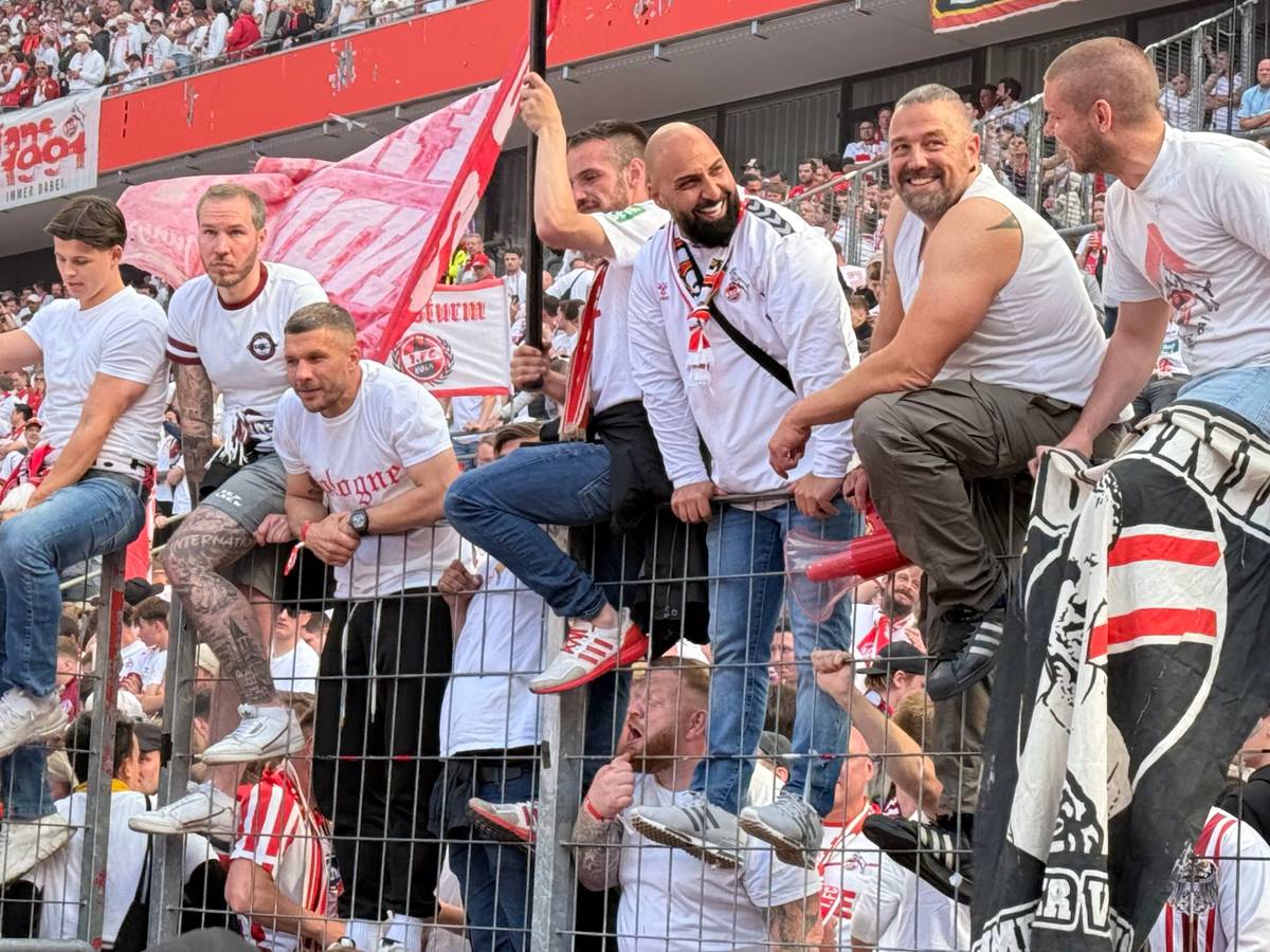 Prinz Poldi als Zaunkönig. In der Südkurve feierte Lukas Podolski.