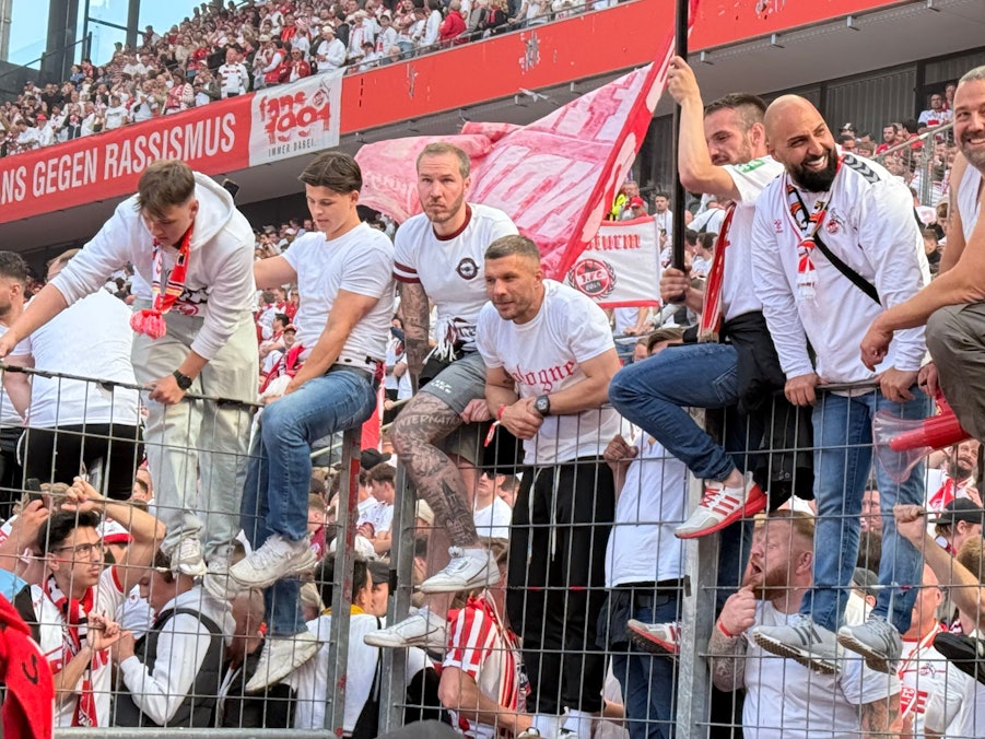 Prinz Poldi als Zaunkönig. In der Südkurve feierte Lukas Podolski.
