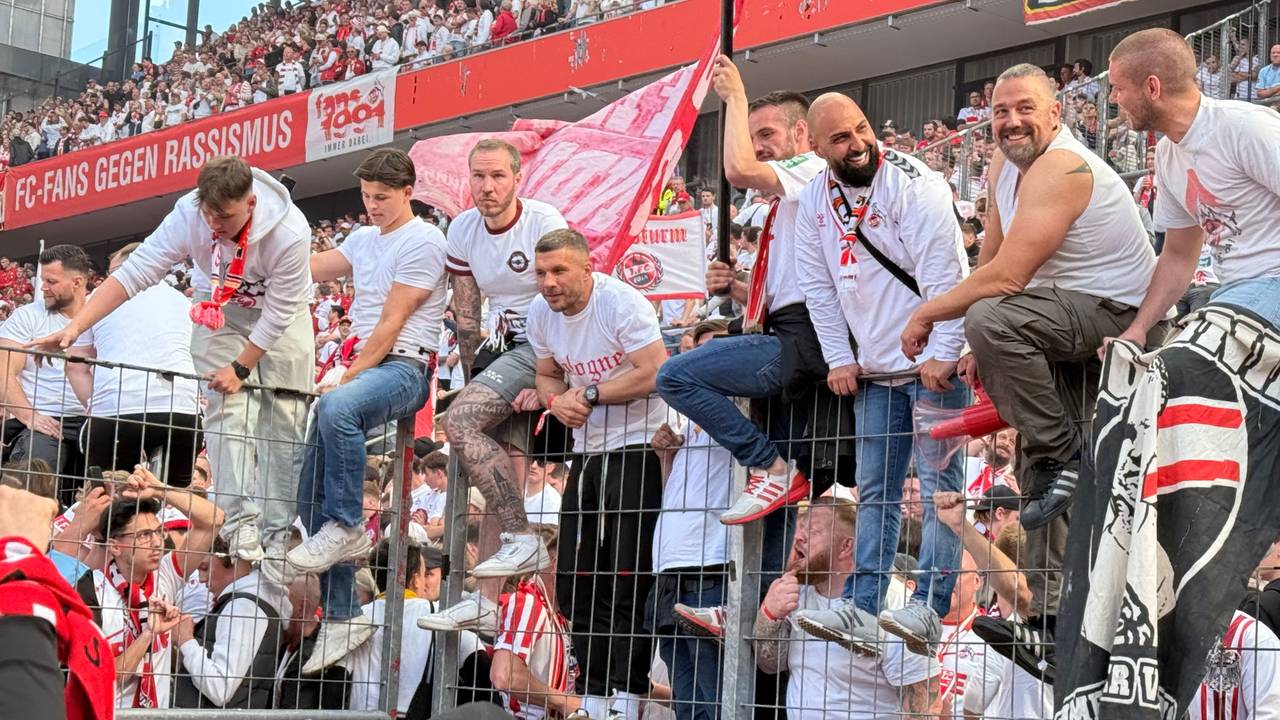 Prinz Poldi als Zaunkönig. In der Südkurve feierte Lukas Podolski.