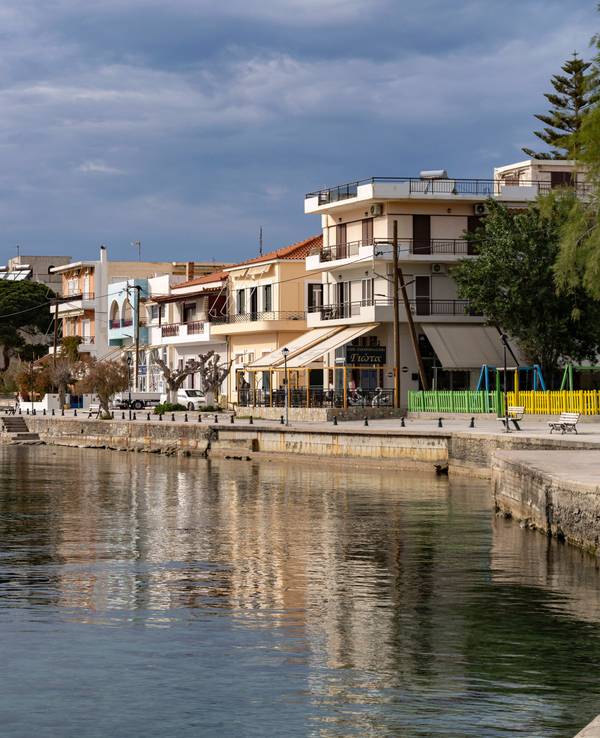Die Uferpromenade in Nea Styra auf der Insel Euböa: Bis in die griechische Hauptstadt waren die jüngsten Erdbeben auf der nahe gelegenen Insel zu spüren.