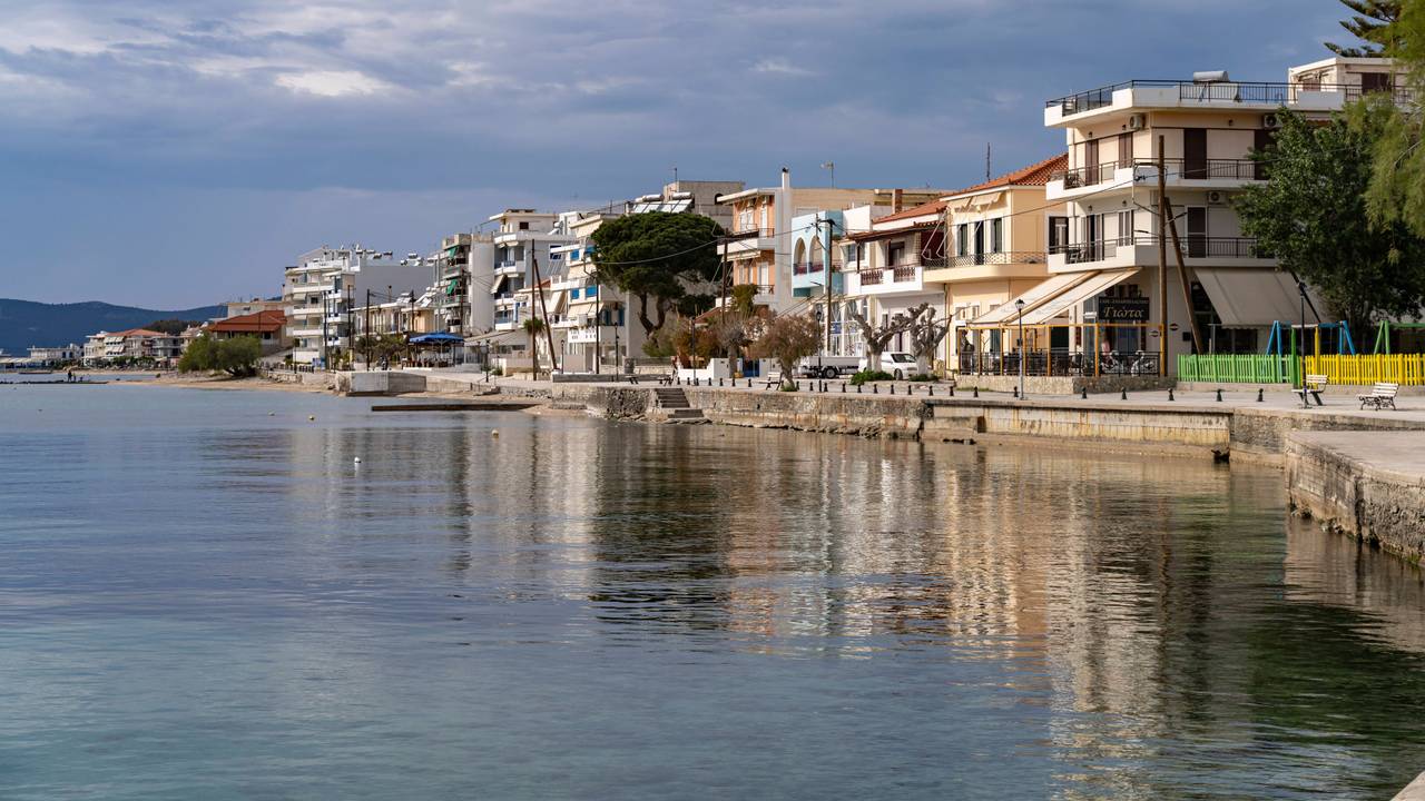 Die Uferpromenade in Nea Styra auf der Insel Euböa: Bis in die griechische Hauptstadt waren die jüngsten Erdbeben auf der nahe gelegenen Insel zu spüren.