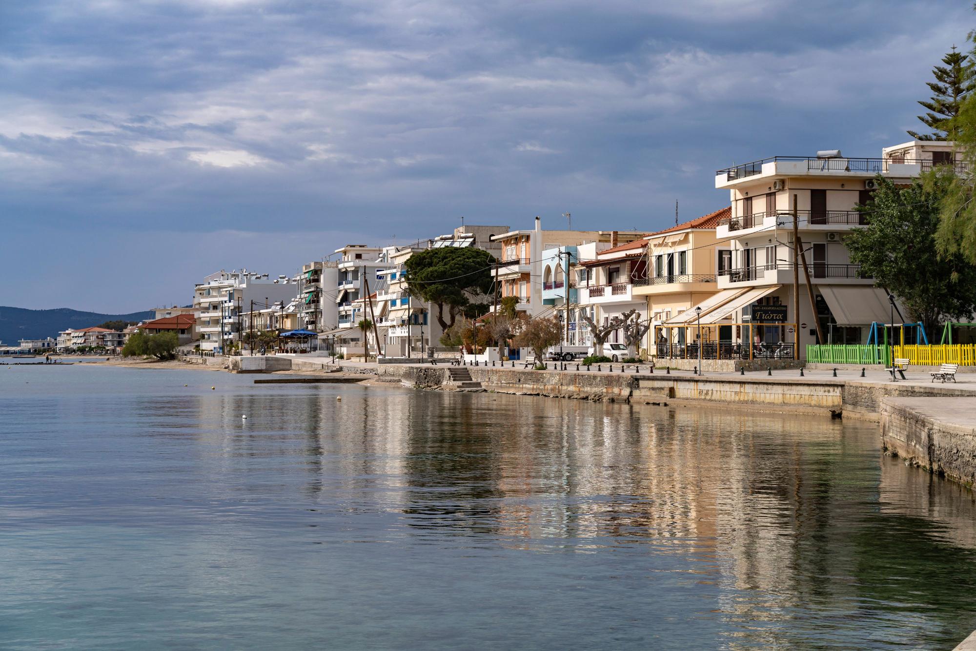 Die Uferpromenade in Nea Styra auf der Insel Euböa: Bis in die griechische Hauptstadt waren die jüngsten Erdbeben auf der nahe gelegenen Insel zu spüren.
