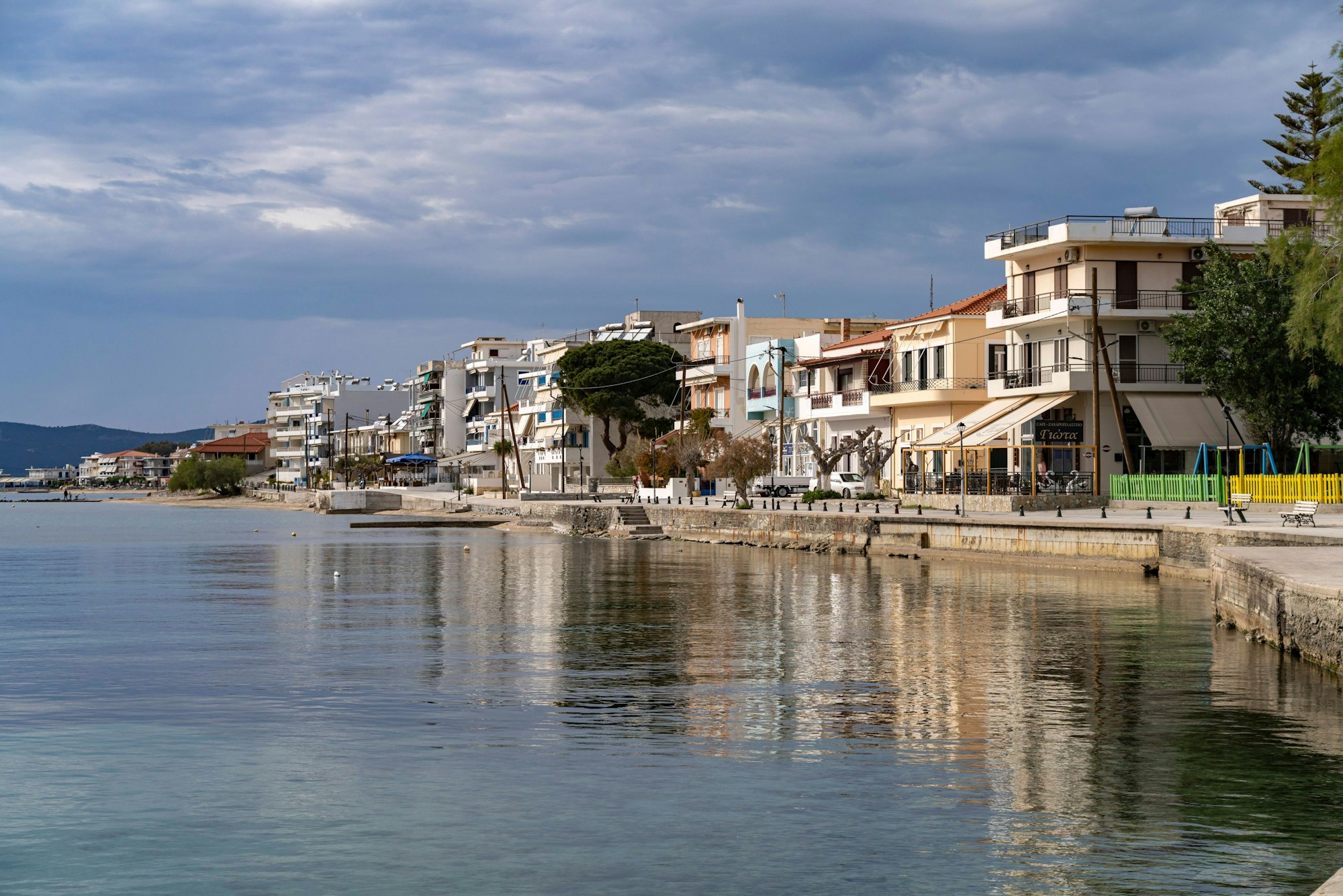 Die Uferpromenade in Nea Styra auf der Insel Euböa: Bis in die griechische Hauptstadt waren die jüngsten Erdbeben auf der nahe gelegenen Insel zu spüren.