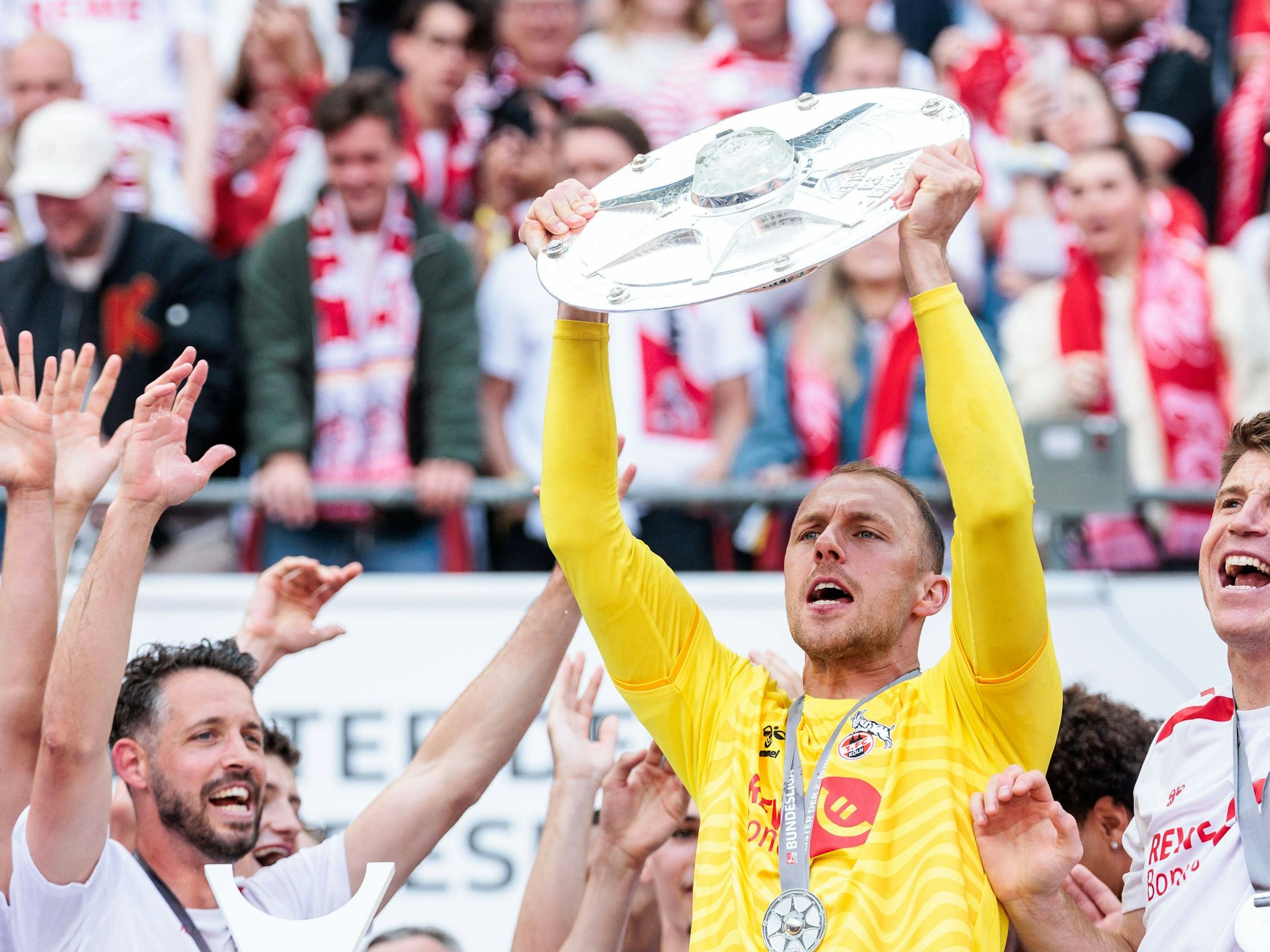 Marvin Schwäbe (1. FC Köln) feiert den Aufstieg als Zweitligameister.