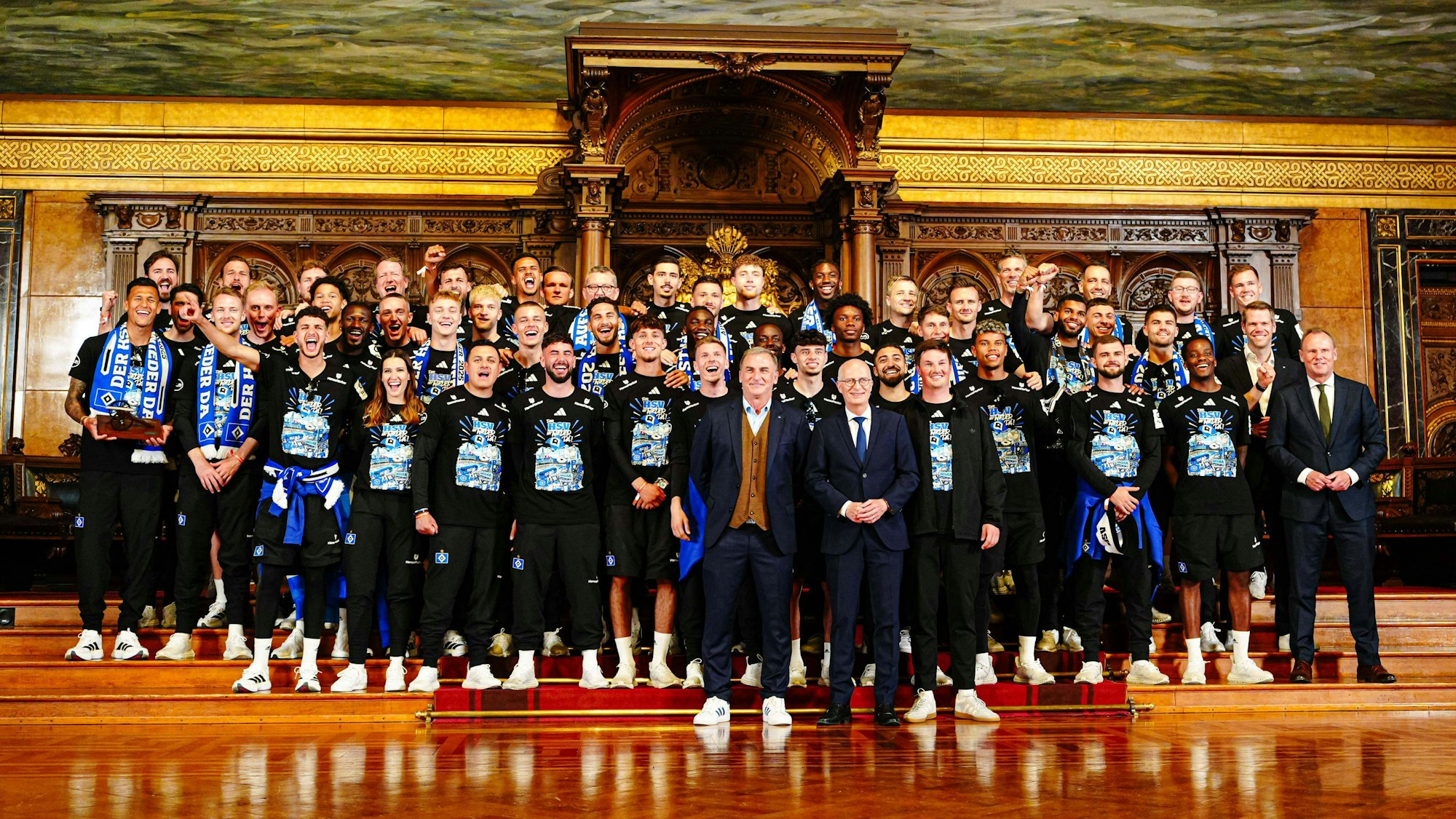 Die Mannschaft des HSV mit Hamburgs Bürgermeister Peter Tschentscher