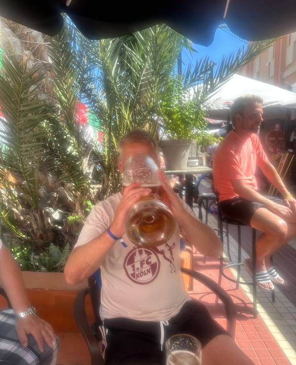 Im „Kölschen Eck“ auf Gran Canaria gab's mit Abpfiff ein Gläschen zum Anstoßen...