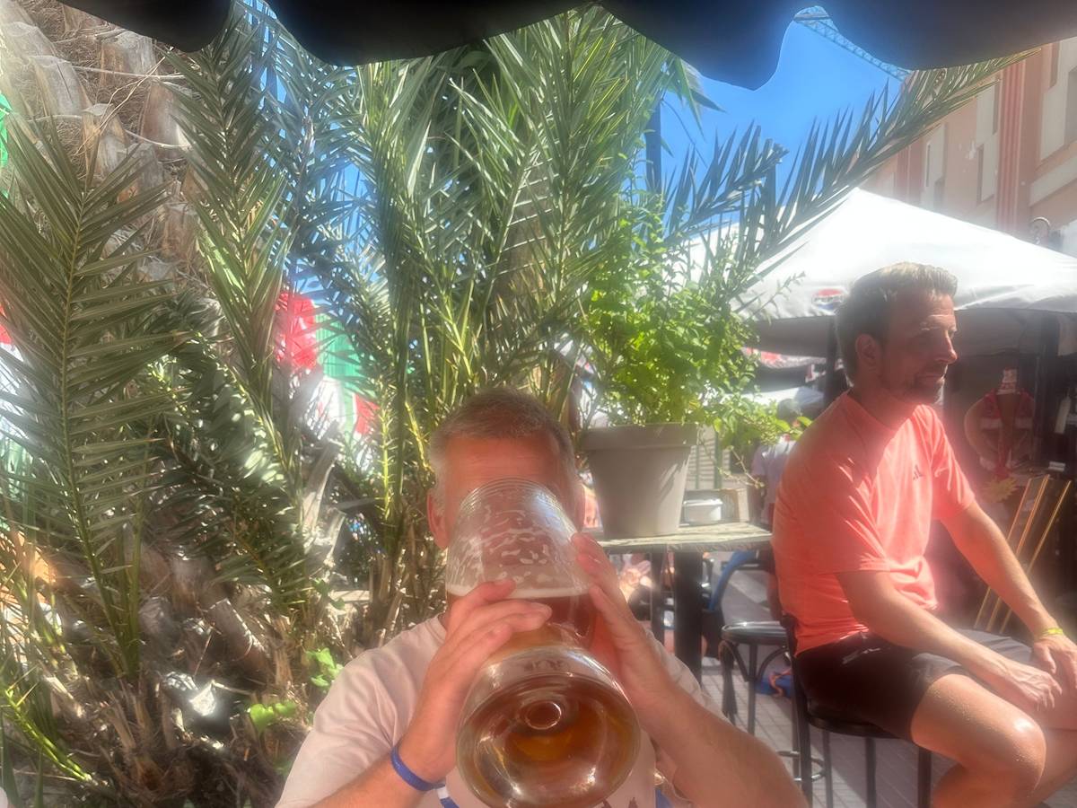Im „Kölschen Eck“ auf Gran Canaria gab's mit Abpfiff ein Gläschen zum Anstoßen...