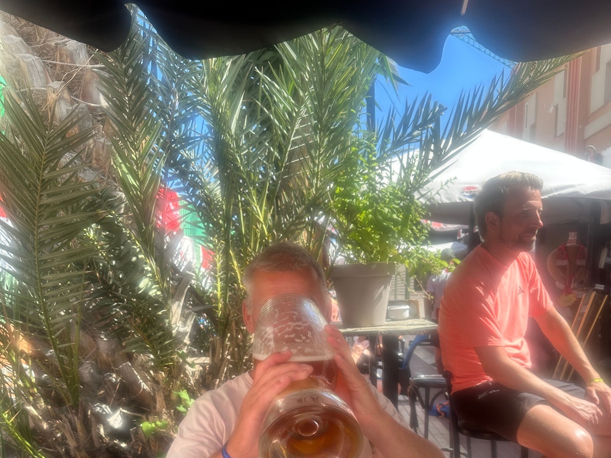 Im „Kölschen Eck“ auf Gran Canaria gab's mit Abpfiff ein Gläschen zum Anstoßen...