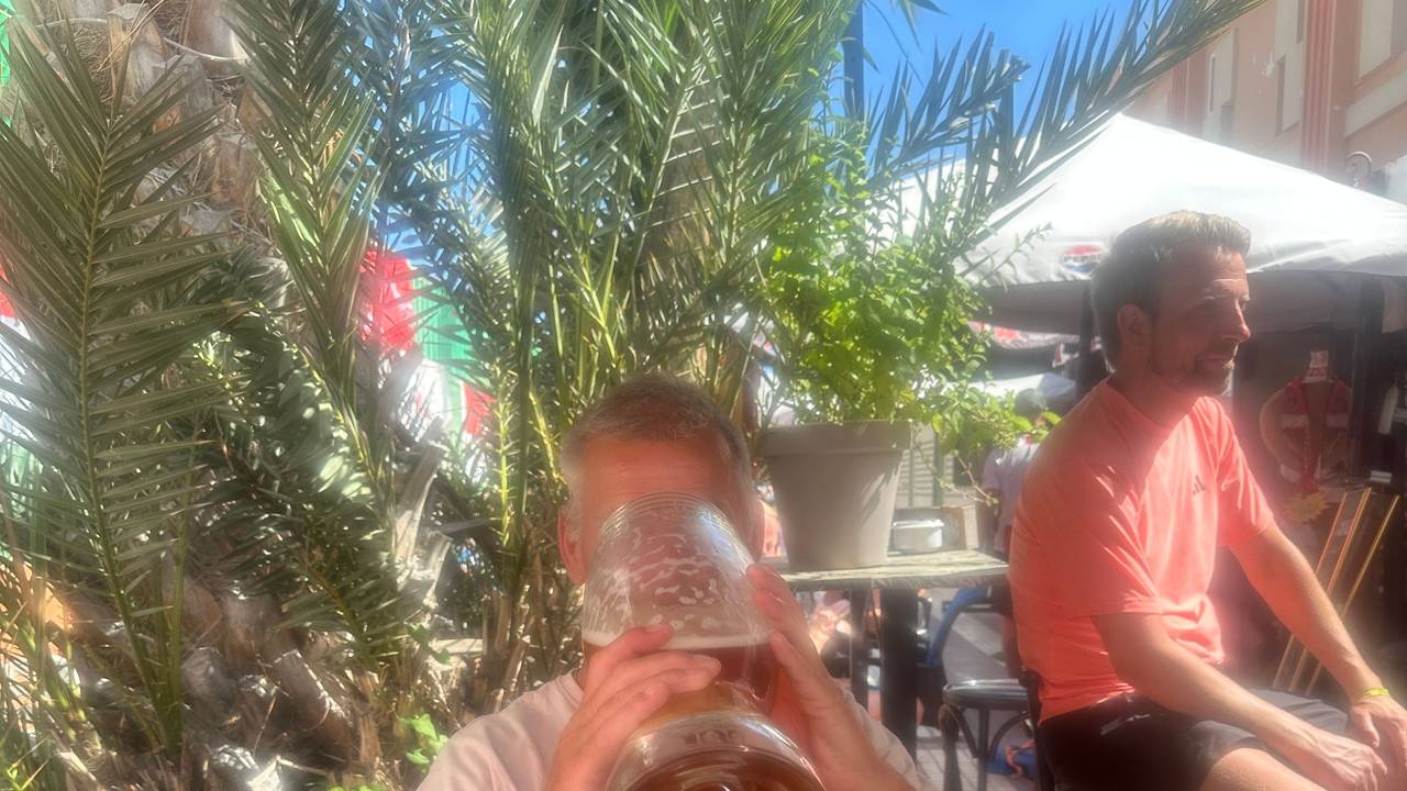 Im „Kölschen Eck“ auf Gran Canaria gab's mit Abpfiff ein Gläschen zum Anstoßen...