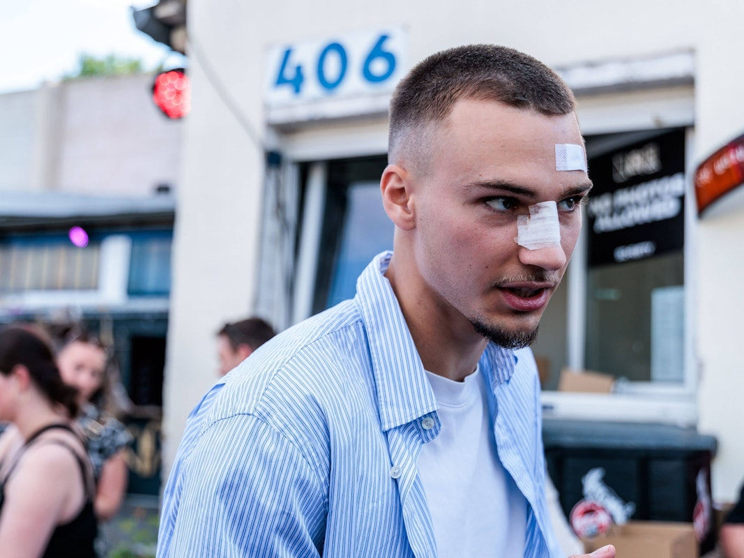 Tim Lemperle im Hemd bei der Saisonabschlussfeier des 1. FC Köln.